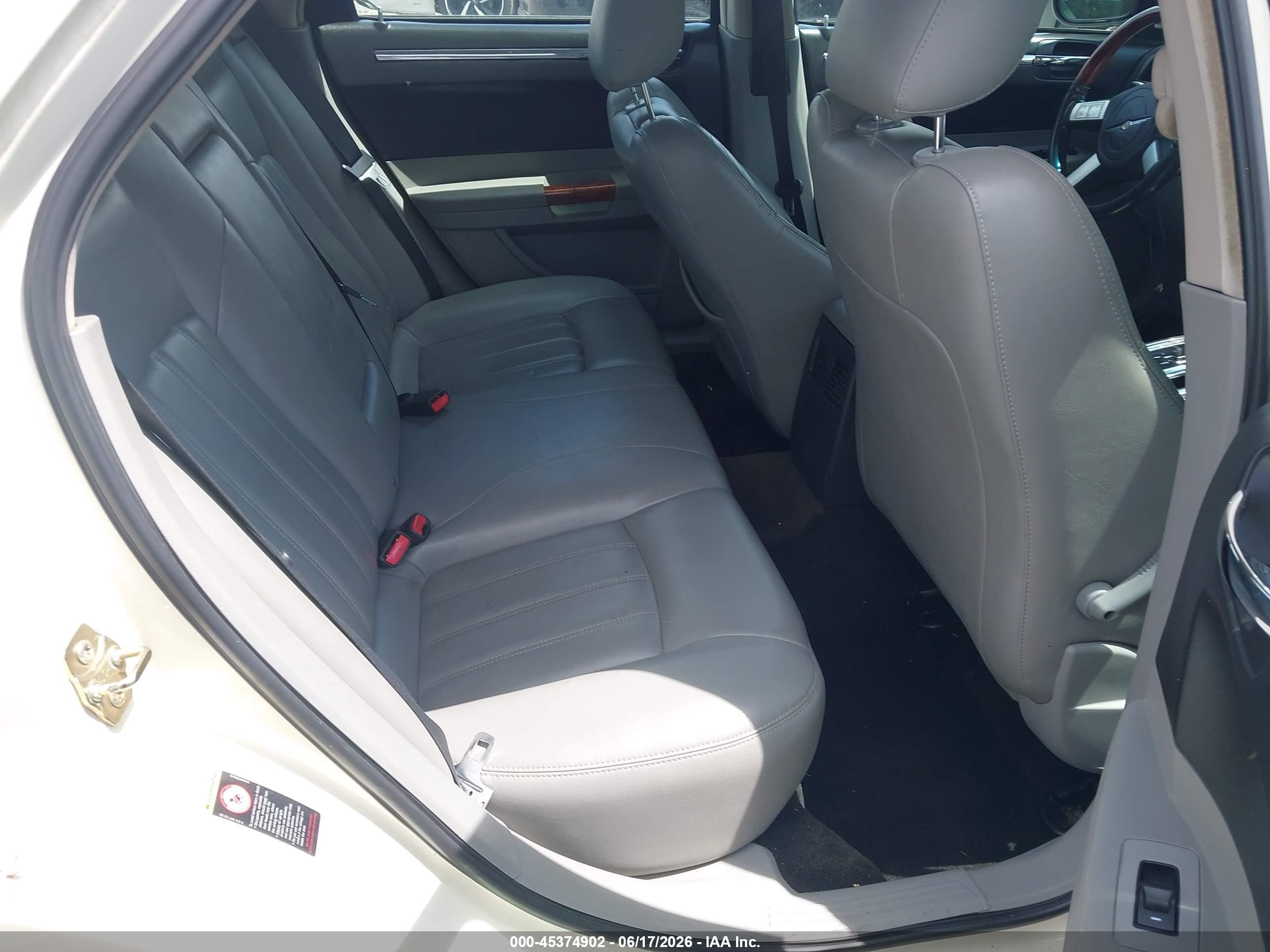 2006 Chrysler 300c   Cream vin: 2C3LA63H26H247138