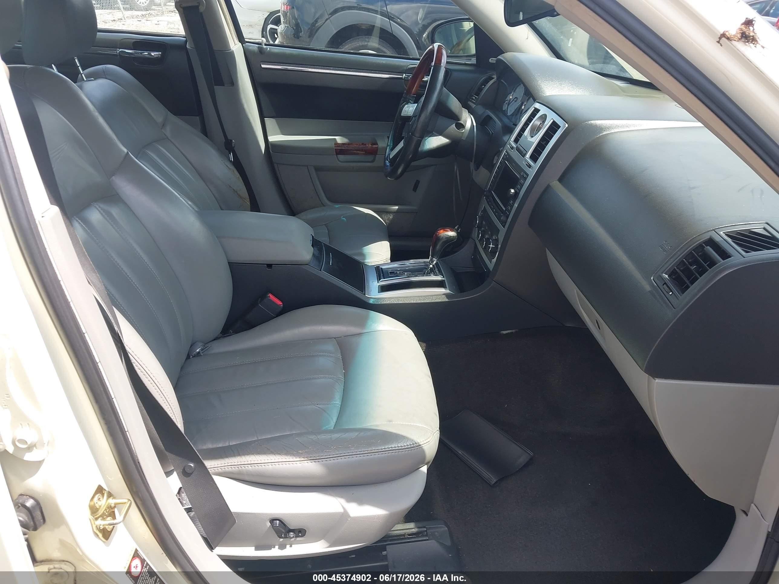 2006 Chrysler 300c   Cream vin: 2C3LA63H26H247138