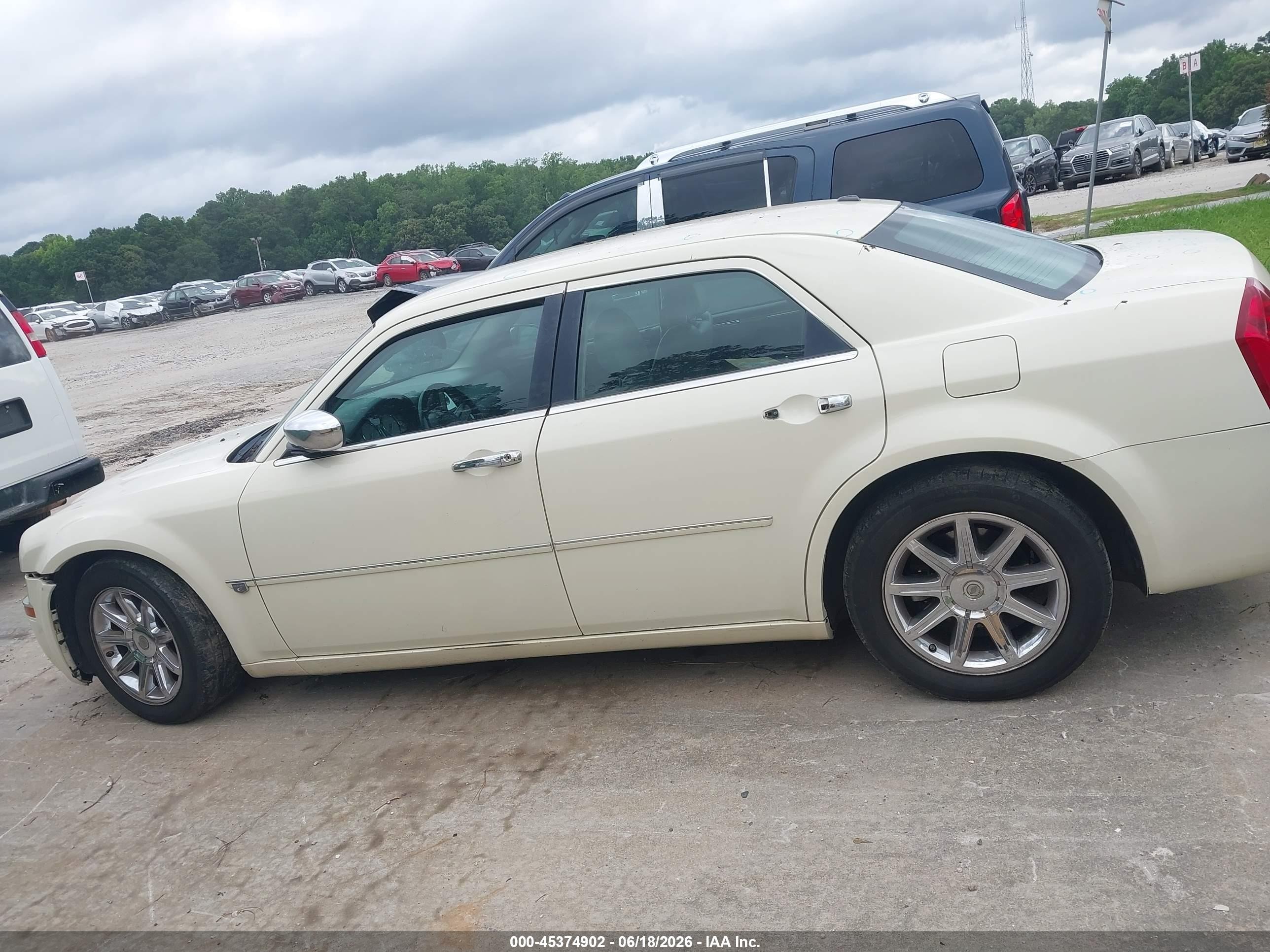 2006 Chrysler 300c   Cream vin: 2C3LA63H26H247138