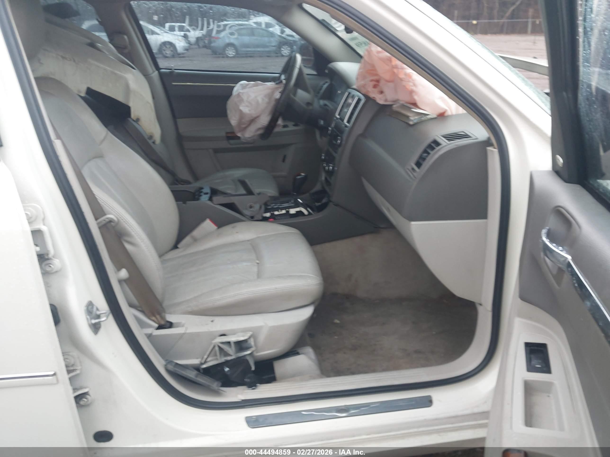 2007 Chrysler 300c   Cream vin: 2C3LA63H47H871637