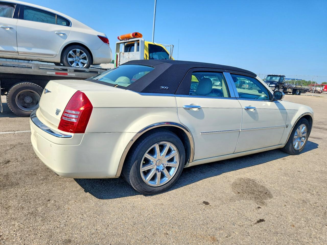 2007 Chrysler 300c Beige vin: 2C3LA63H47H876823