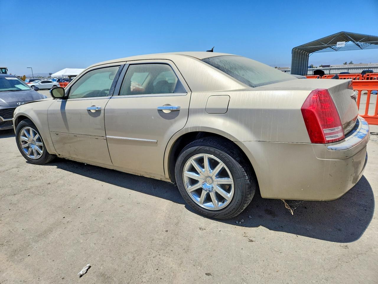 2008 Chrysler 300c Gold vin: 2C3LA63H58H281707