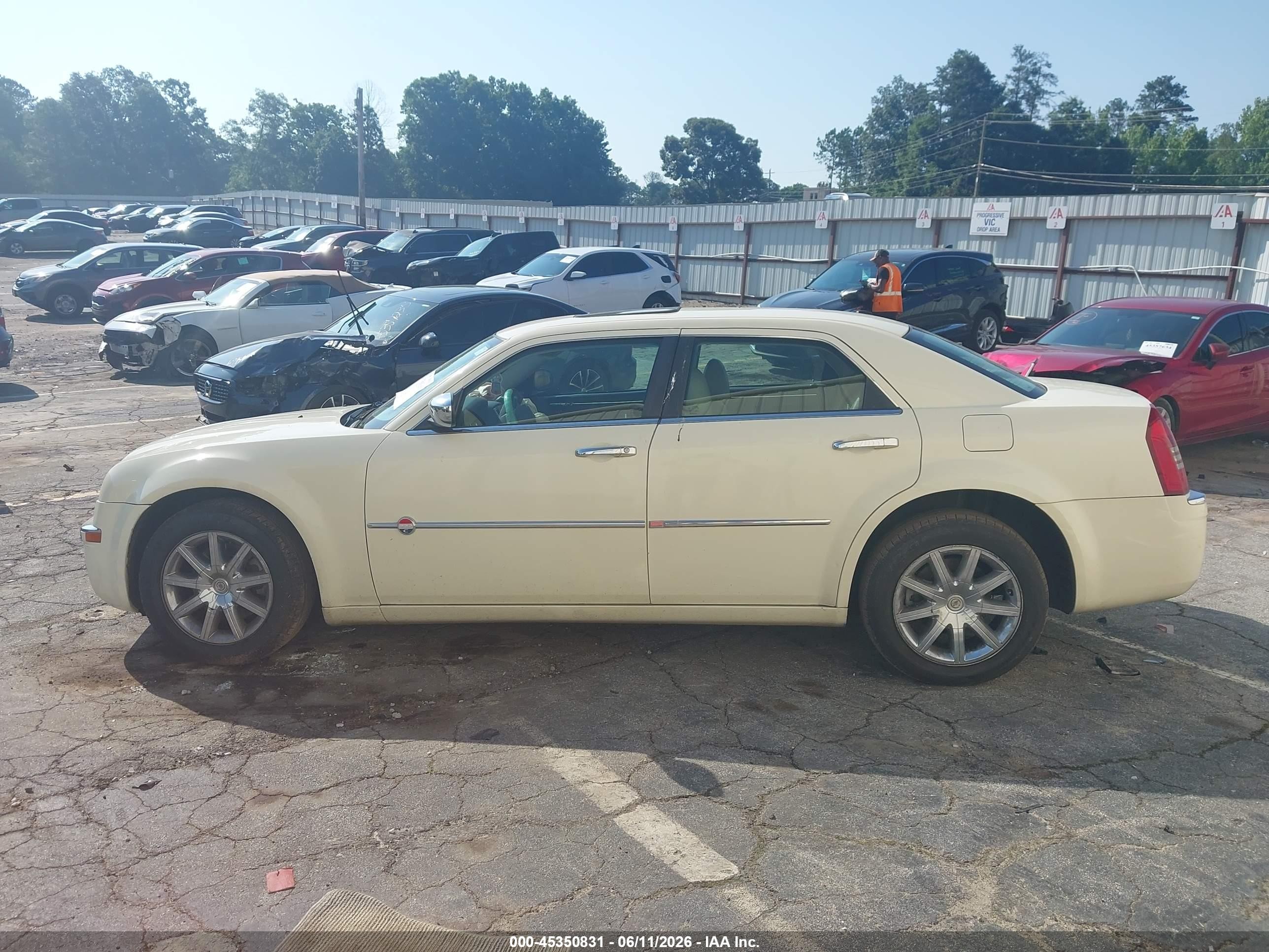 2007 Chrysler 300c   Желто-коричневый vin: 2C3LA63H67H825422