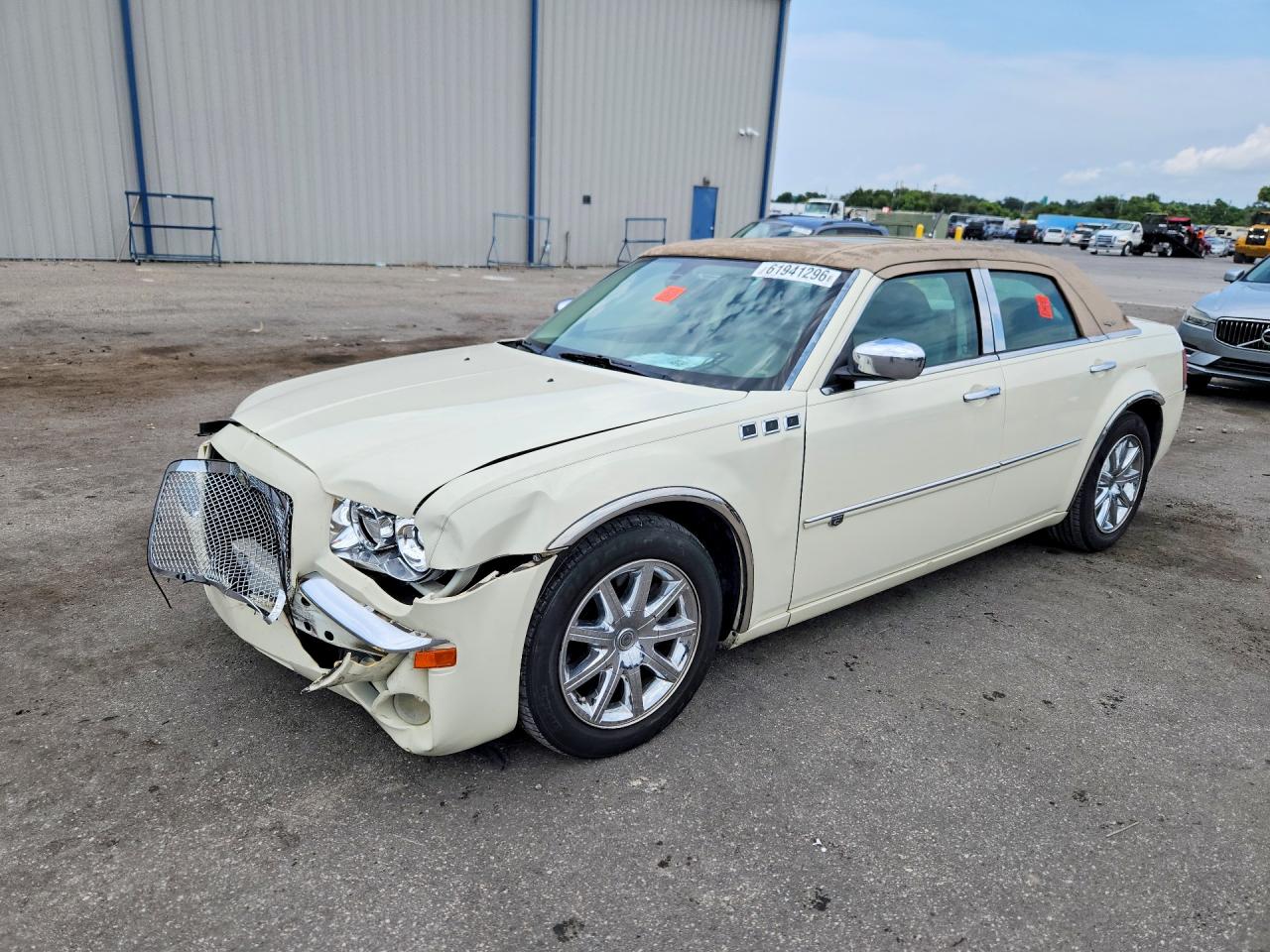 2008 Chrysler 300c Cream vin: 2C3LA63HX8H124710