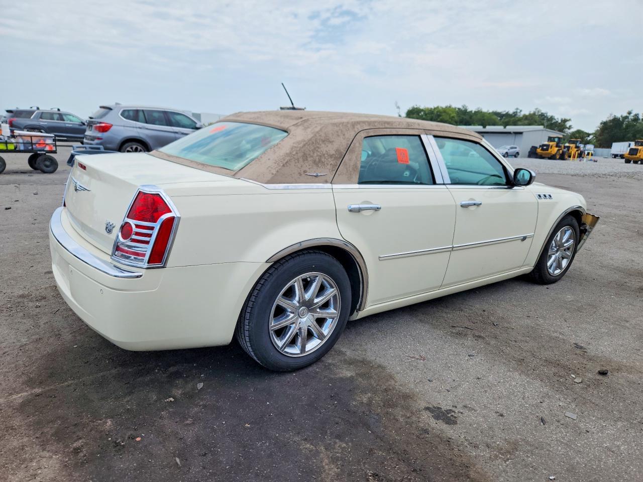 2008 Chrysler 300c Cream vin: 2C3LA63HX8H124710