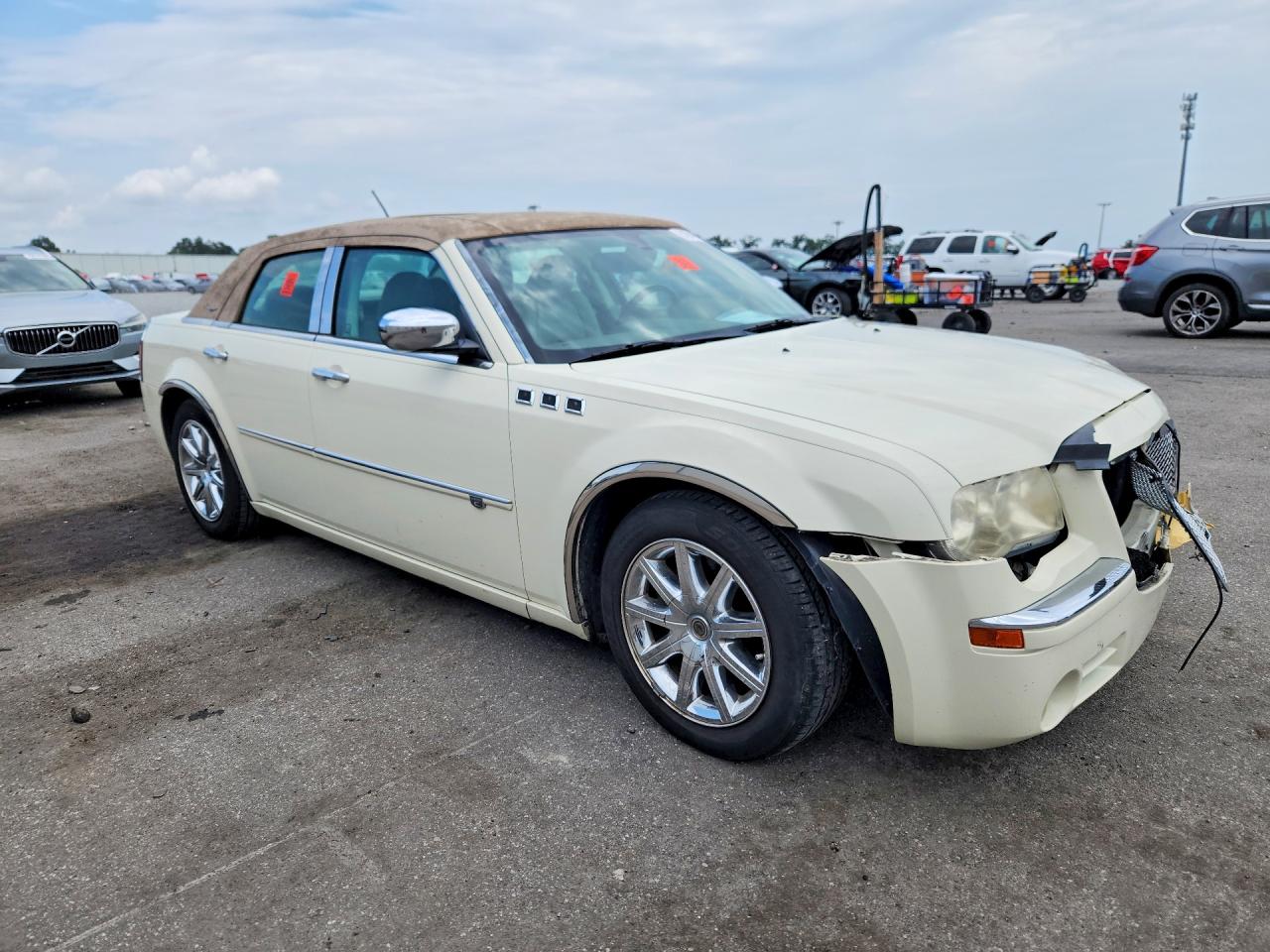 2008 Chrysler 300c Cream vin: 2C3LA63HX8H124710