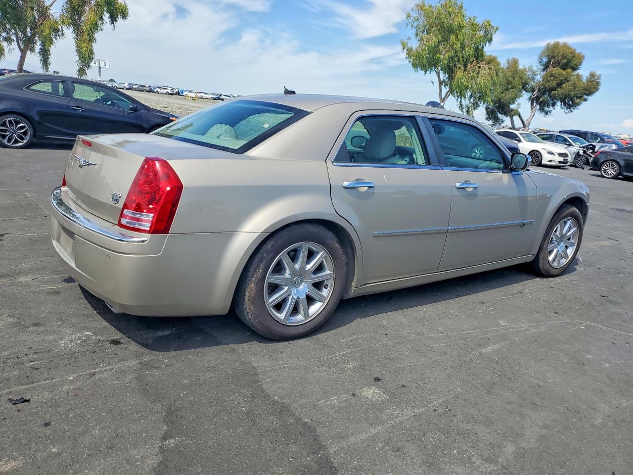 2008 Chrysler 300c Beige vin: 2C3LA63HX8H229182