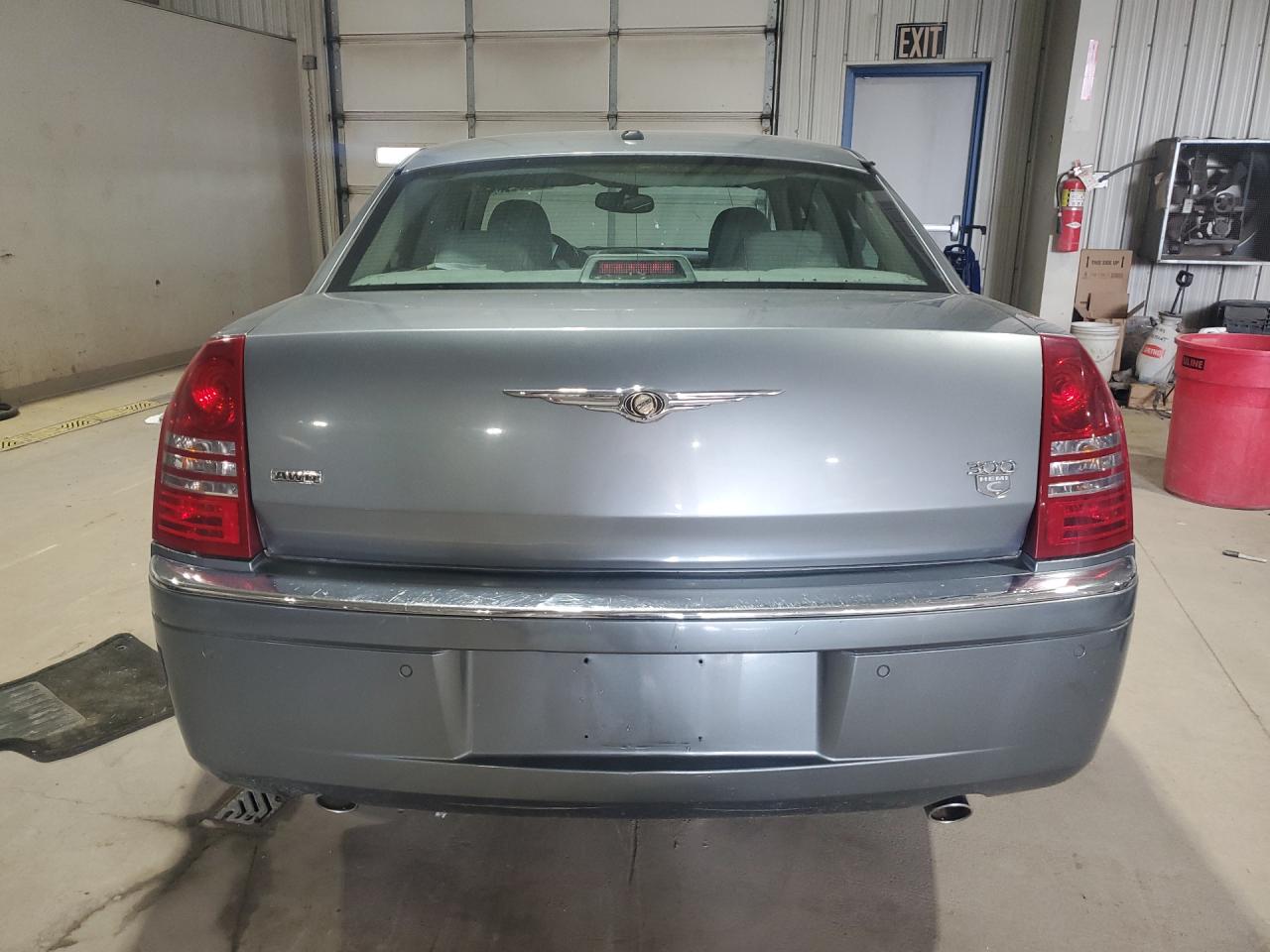 2006 Chrysler 300c Серебряный vin: 2C3LK63H06H443236 Damage: Rear Bumper, Dent(S) W/ Paint Dmg, 3 To 4 Inches