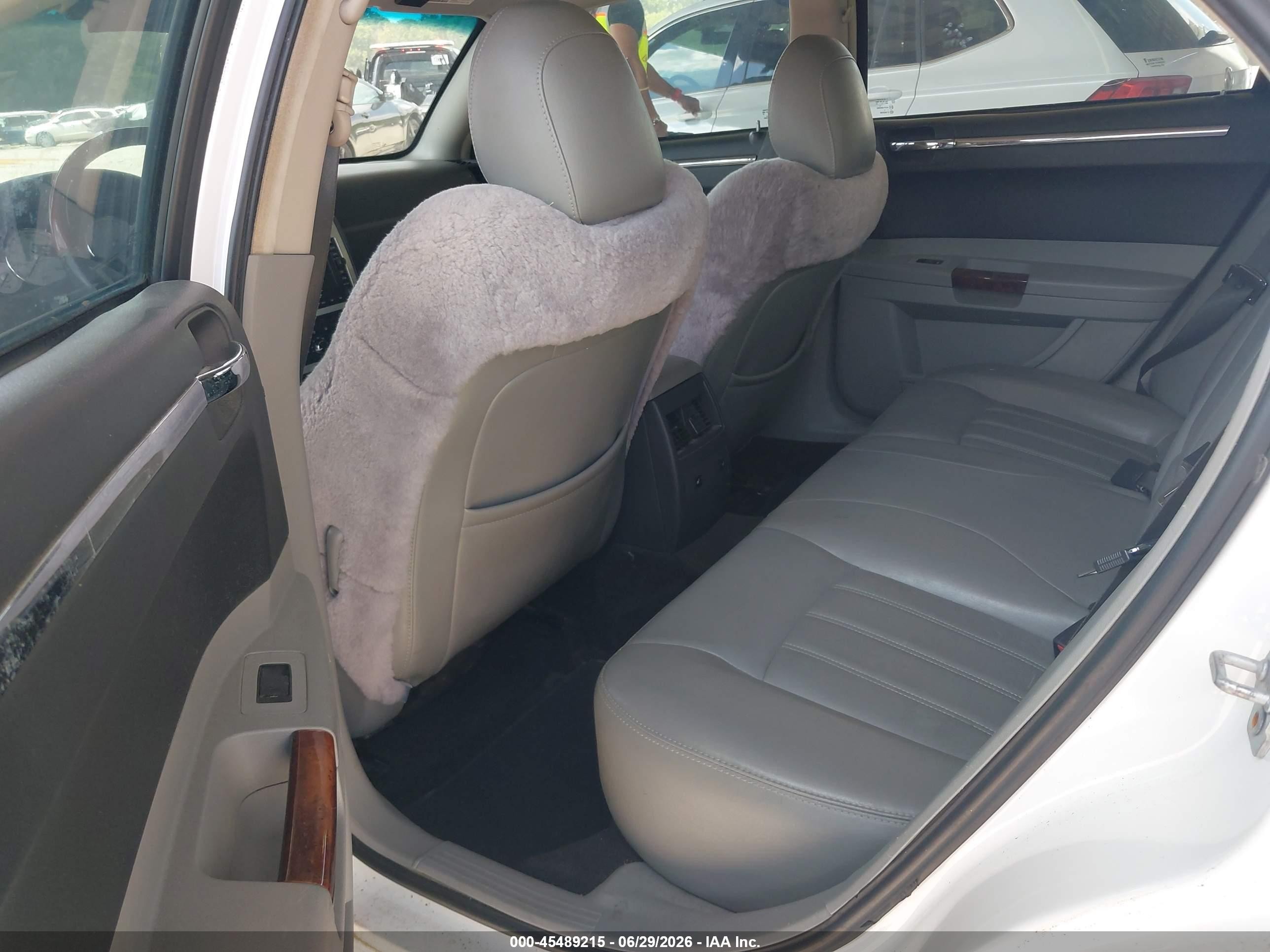 2007 Chrysler 300c   White vin: 2C3LK63H87H790430