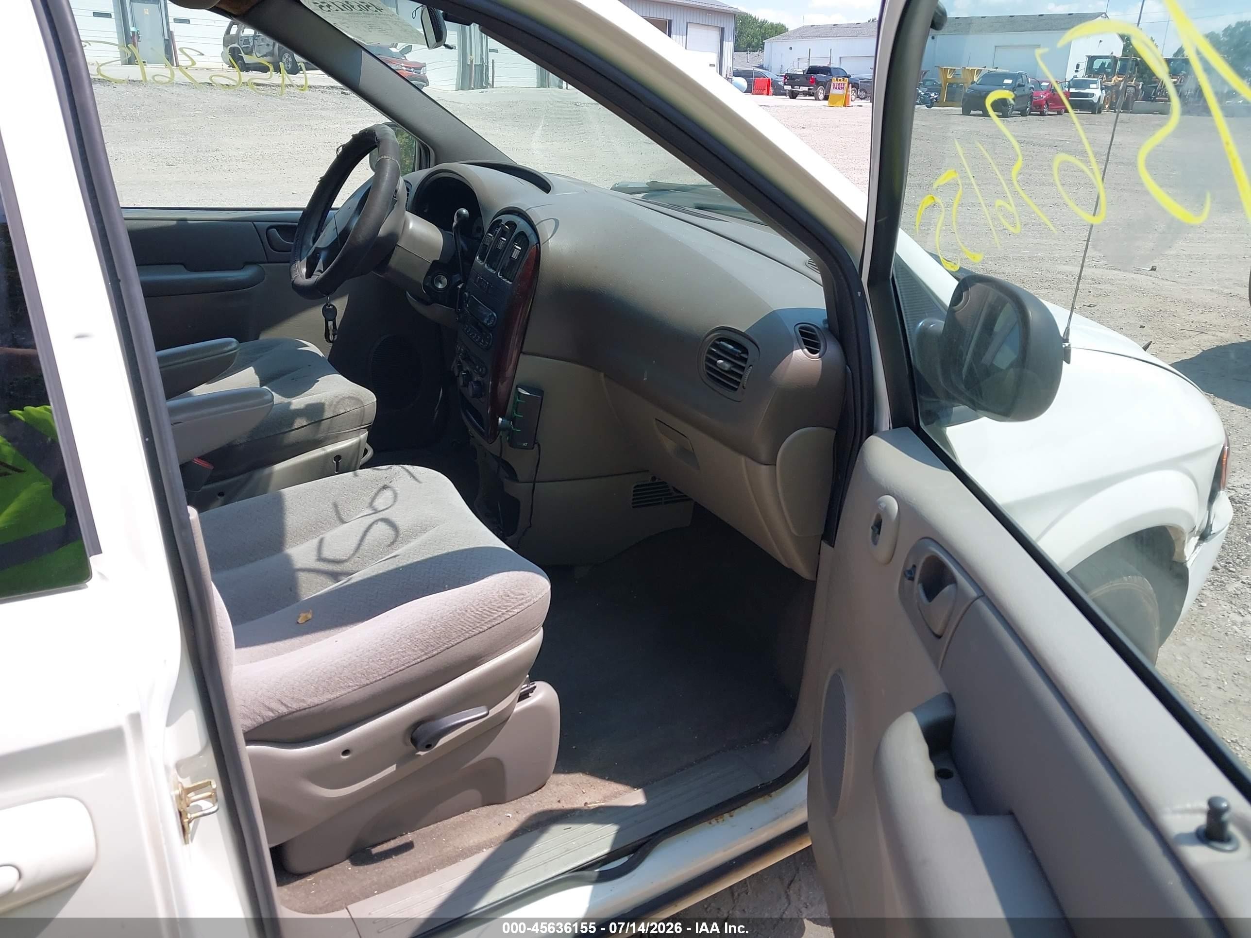2003 Chrysler Town & Country   White vin: 2C4GP24303R243277