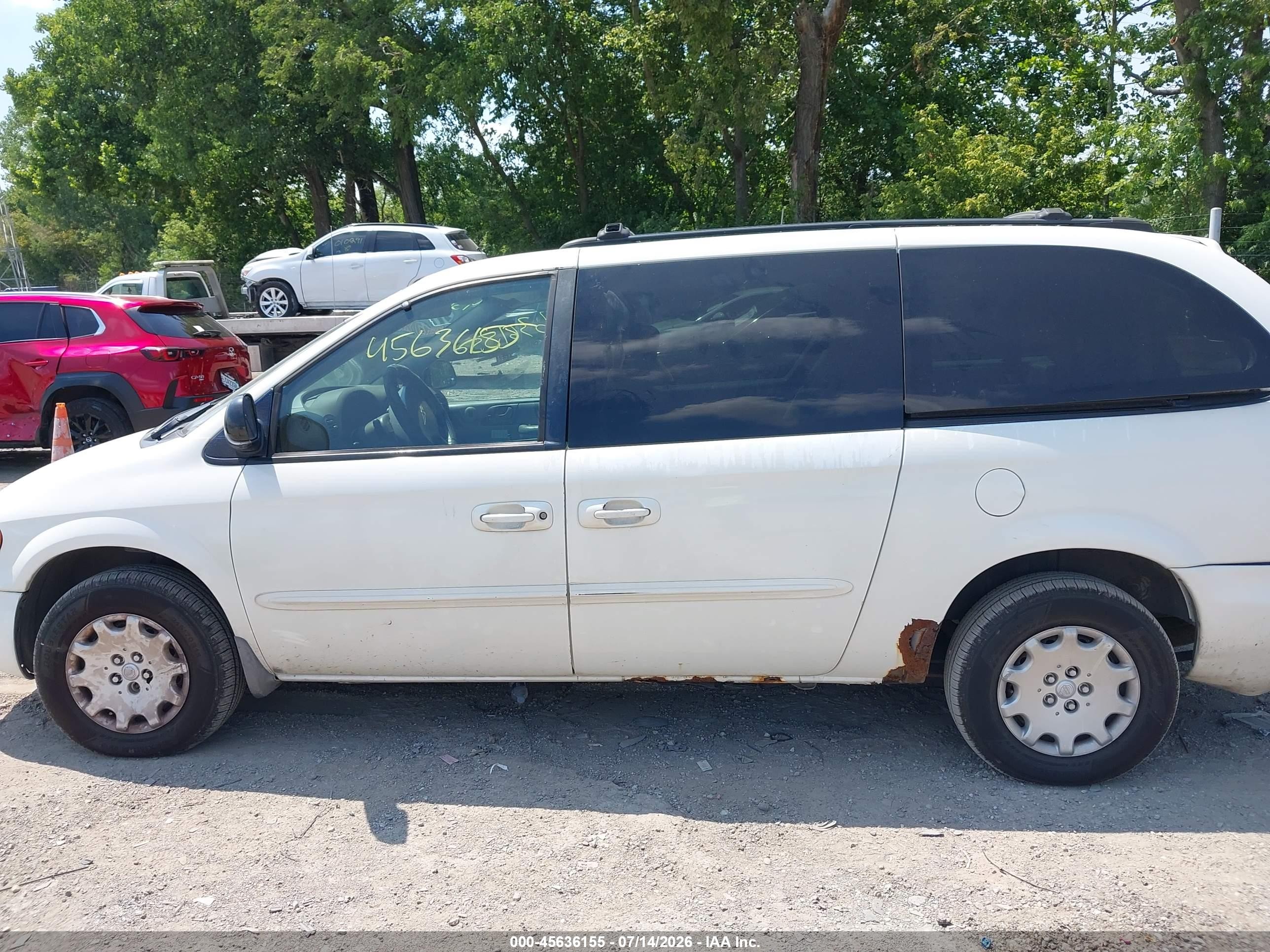 2003 Chrysler Town & Country   White vin: 2C4GP24303R243277