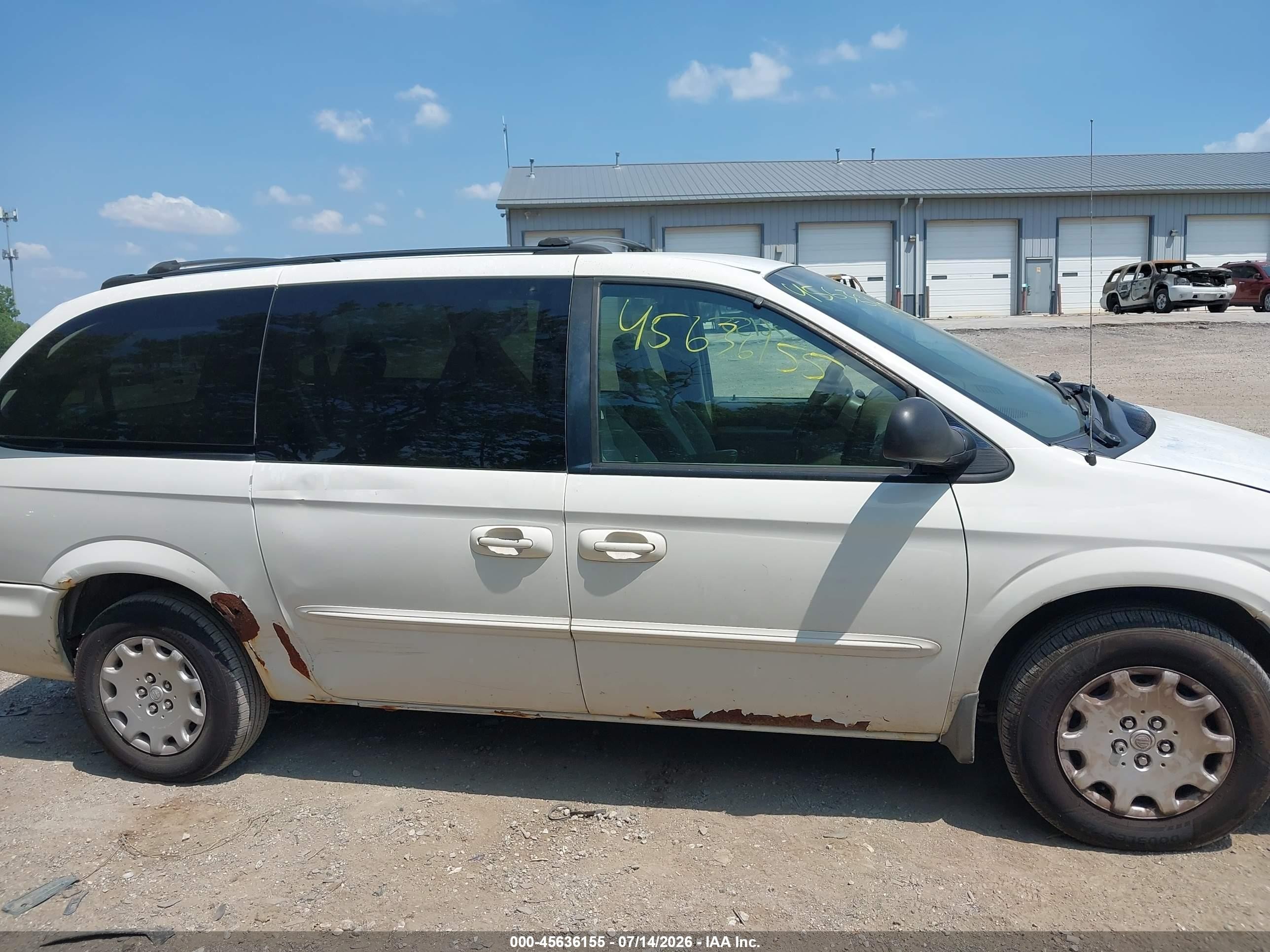 2003 Chrysler Town & Country   White vin: 2C4GP24303R243277