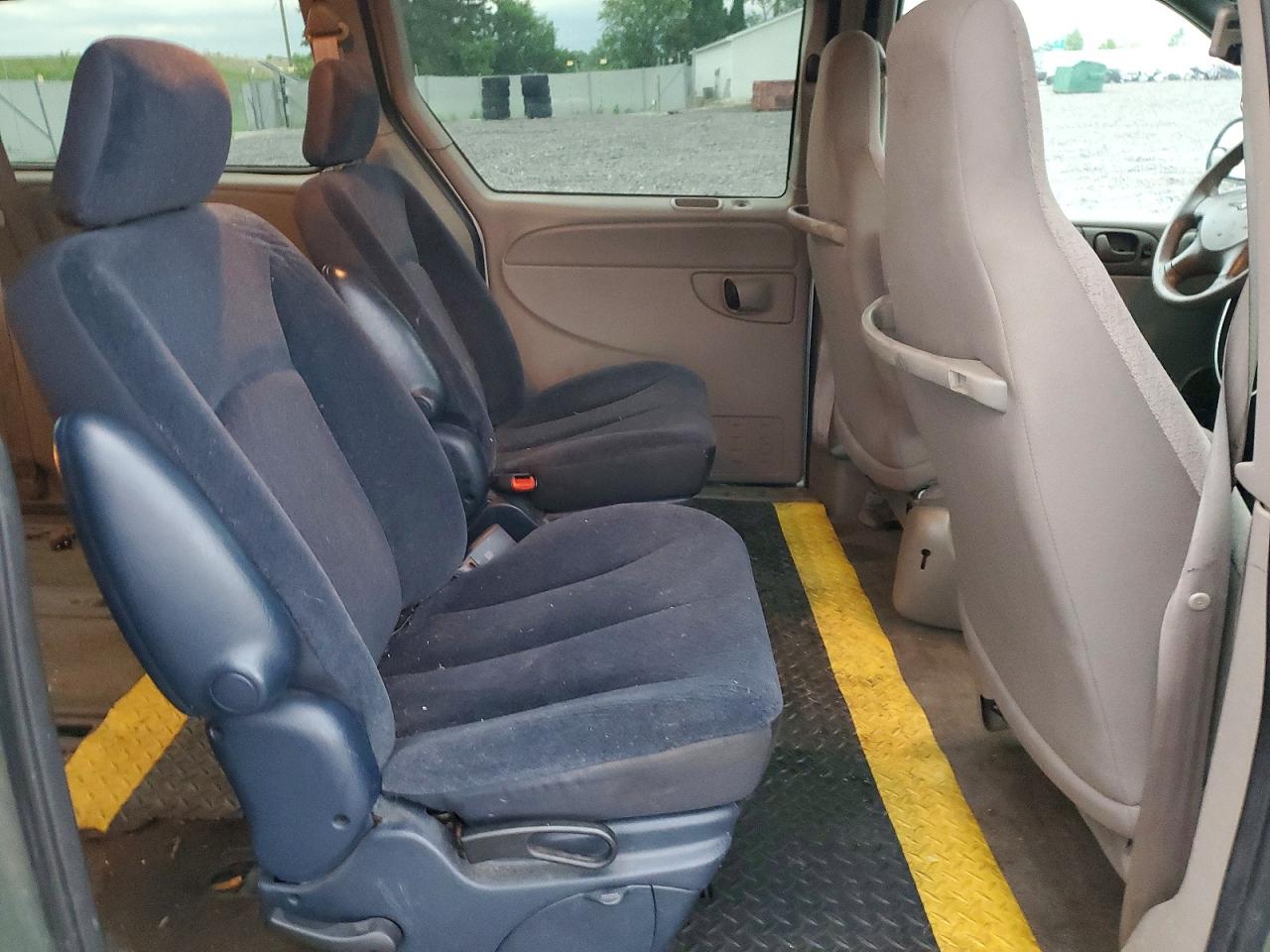 2003 Chrysler Town & Country Silver vin: 2C4GP24R13R295358