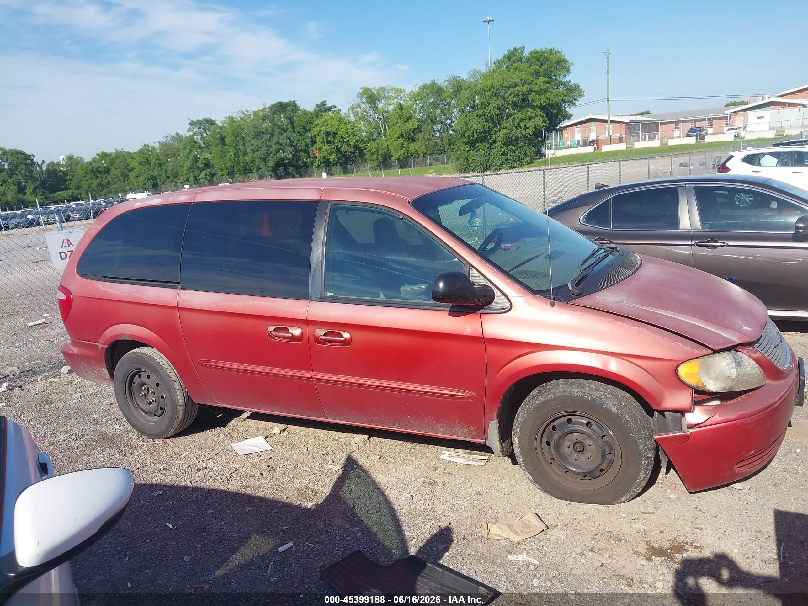 2003 Chrysler Town & Country   Maroon vin: 2C4GP24R23R323801