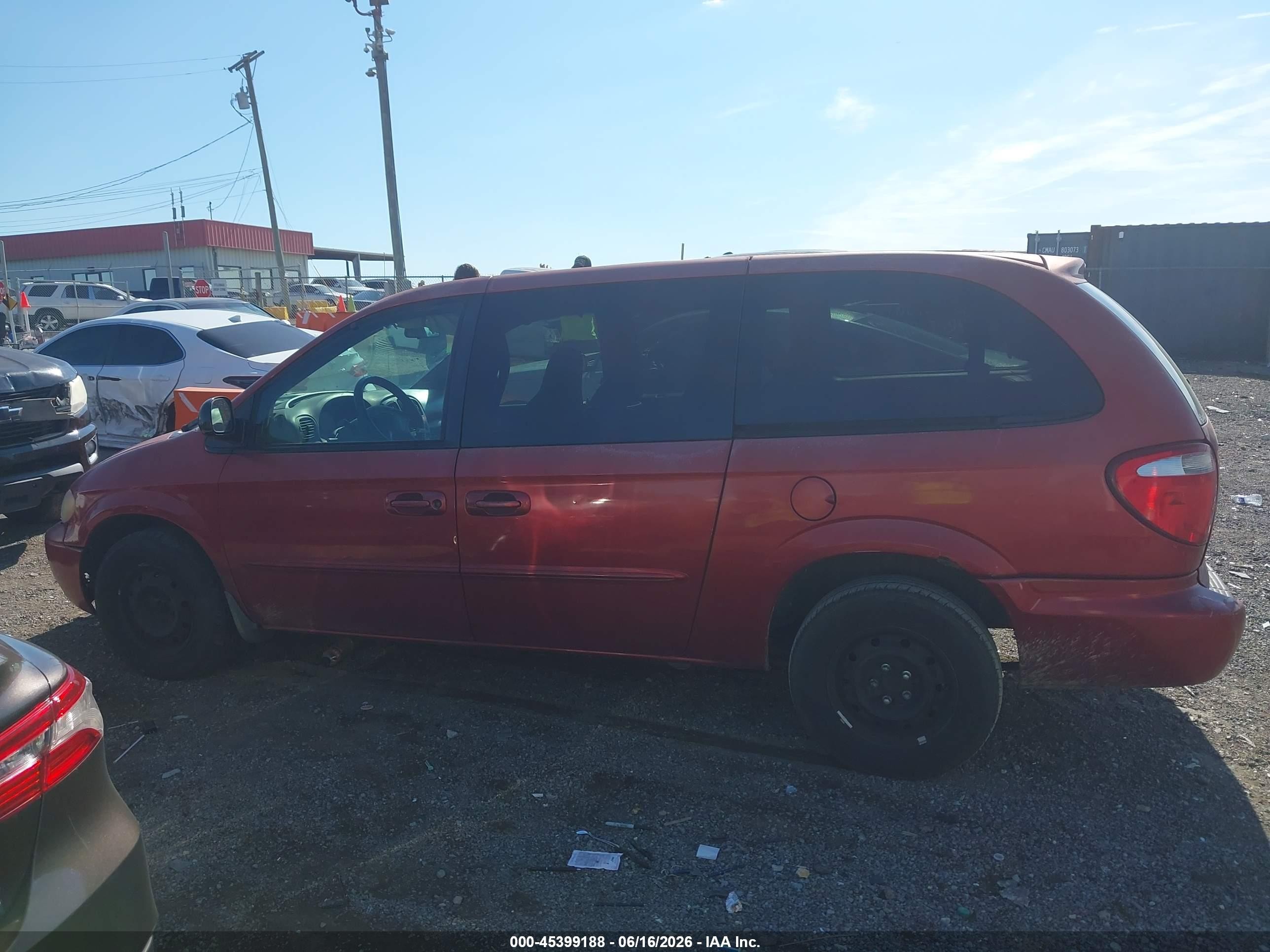 2003 Chrysler Town & Country   Maroon vin: 2C4GP24R23R323801