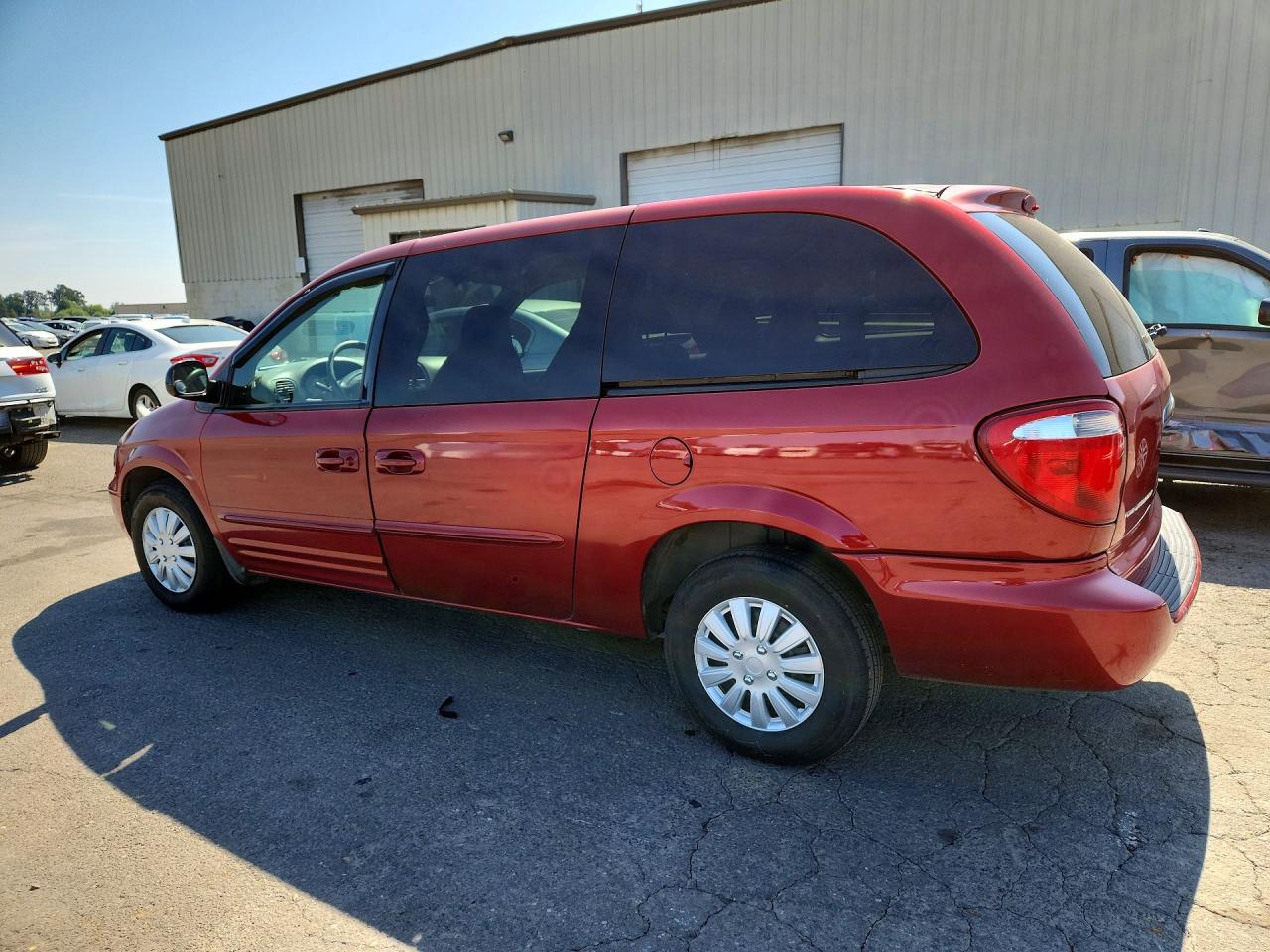 2003 Chrysler Town & Country Red vin: 2C4GP24R63R254644