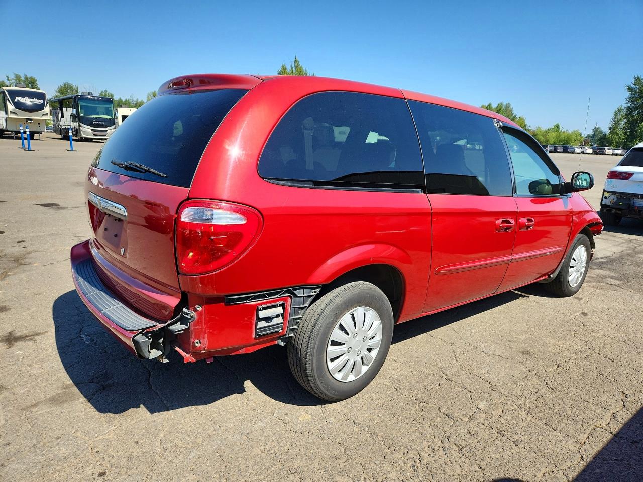 2003 Chrysler Town & Country Red vin: 2C4GP24R63R254644