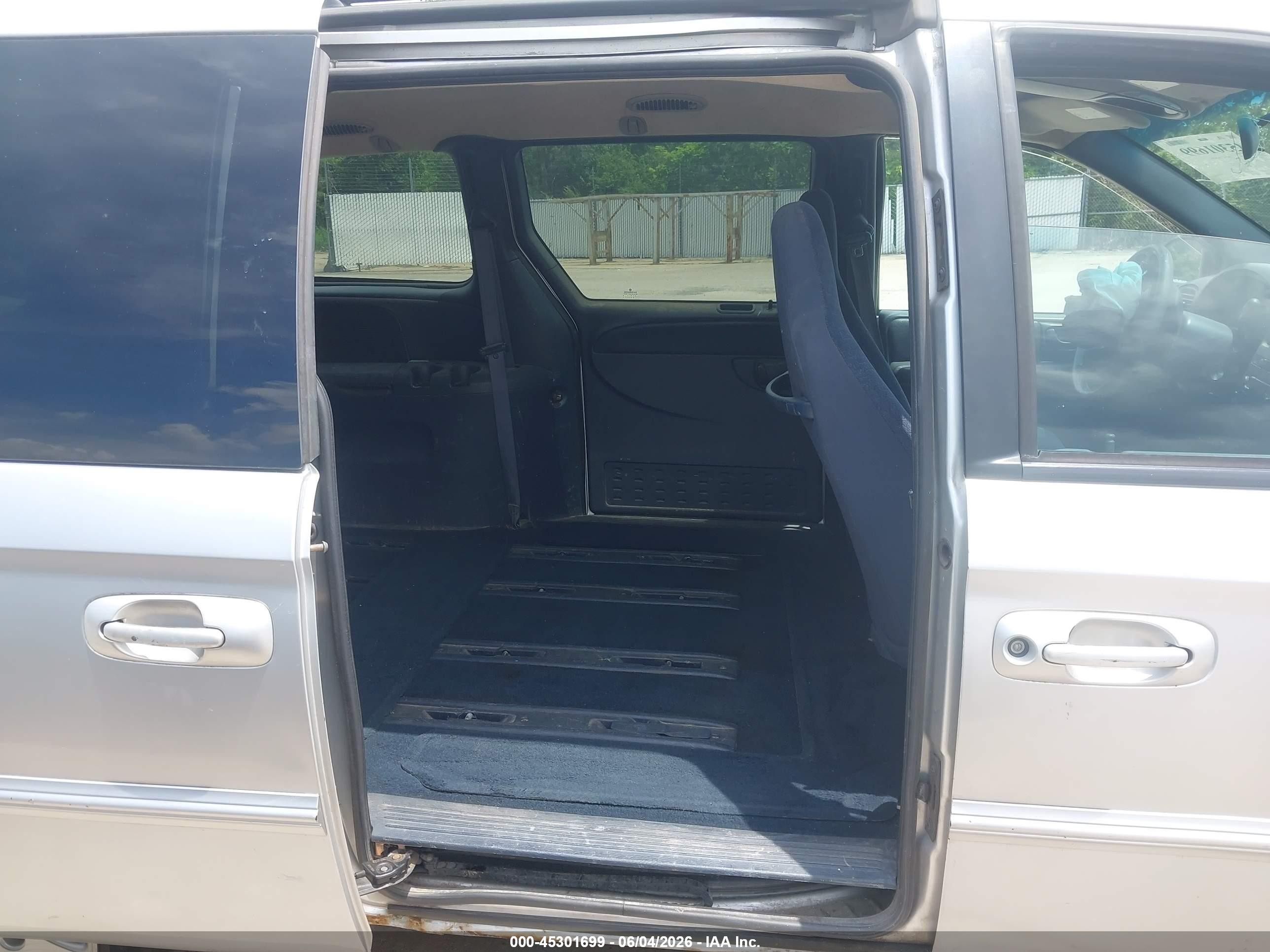 2002 Chrysler Town & Country Lx Silver vin: 2C4GP44302R637310