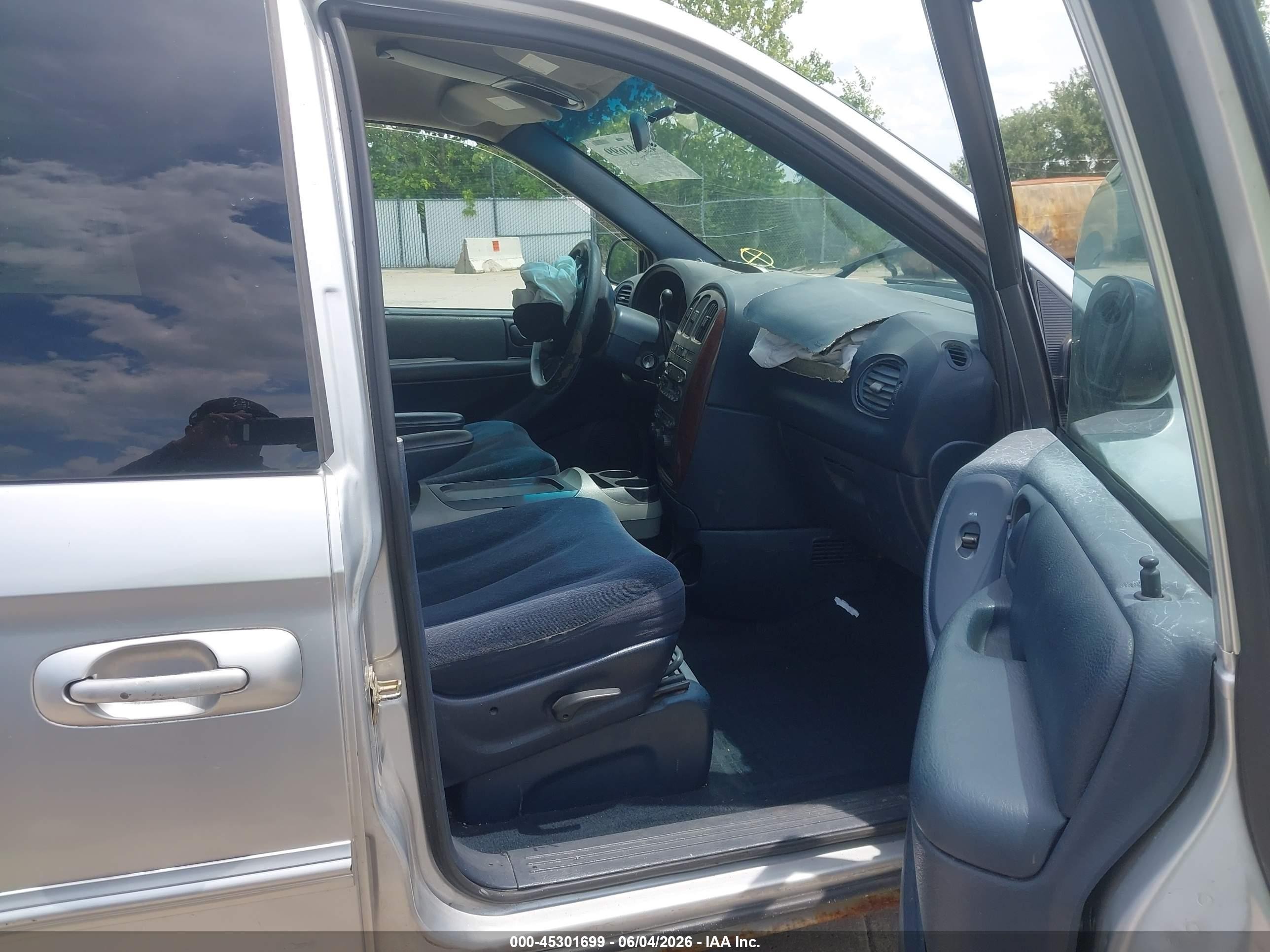 2002 Chrysler Town & Country Lx Silver vin: 2C4GP44302R637310
