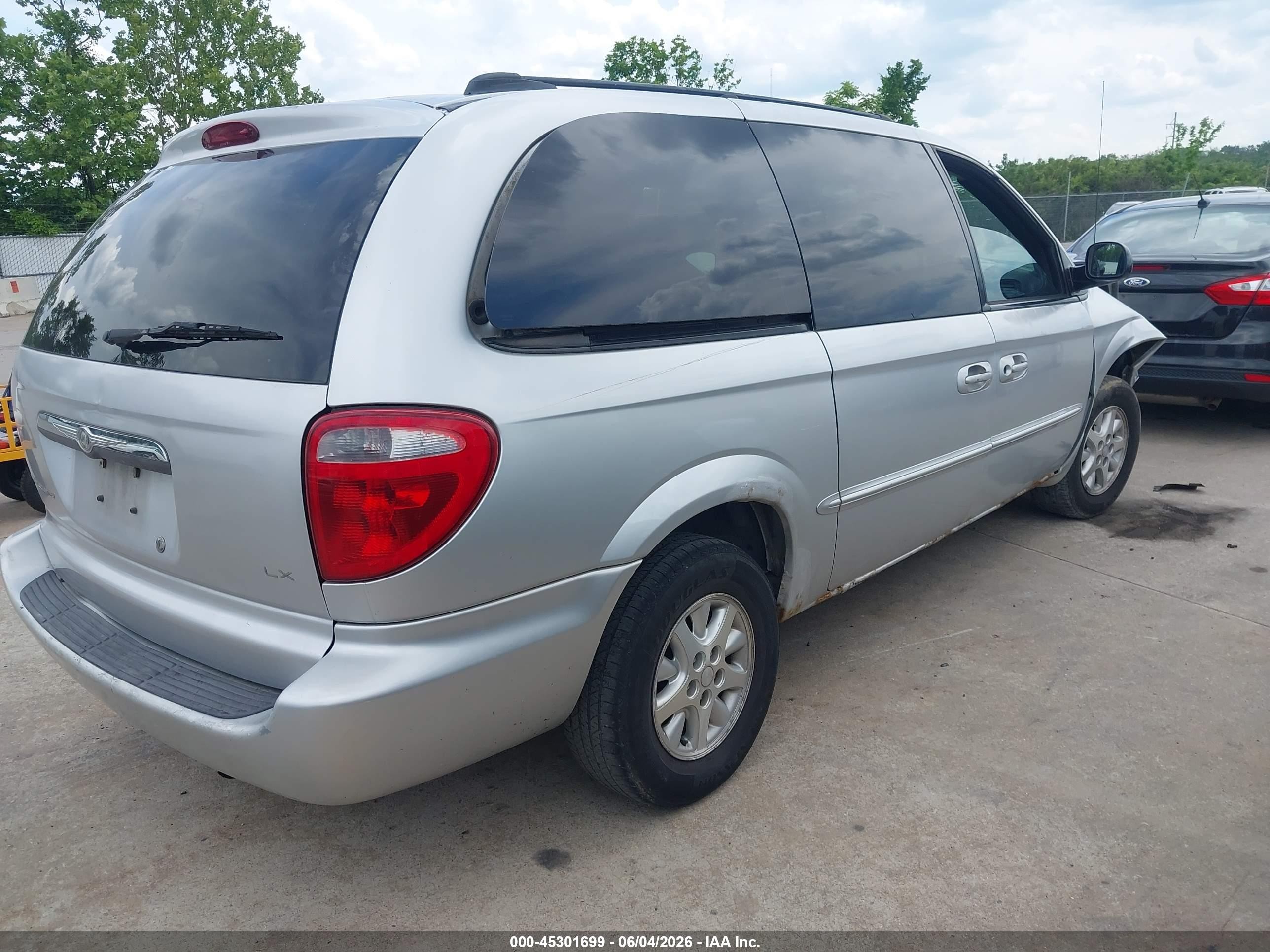 2002 Chrysler Town & Country Lx Silver vin: 2C4GP44302R637310