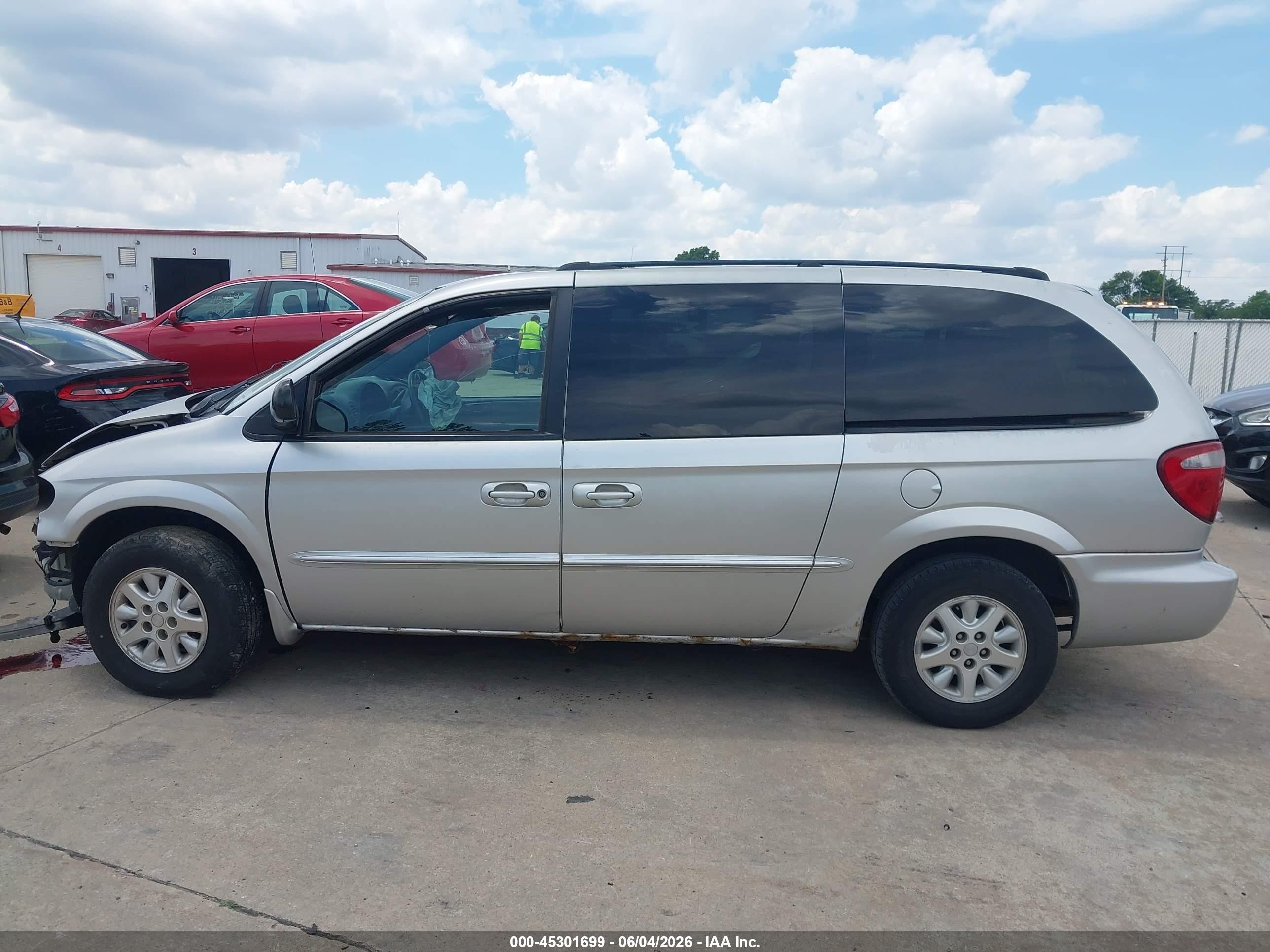 2002 Chrysler Town & Country Lx Silver vin: 2C4GP44302R637310