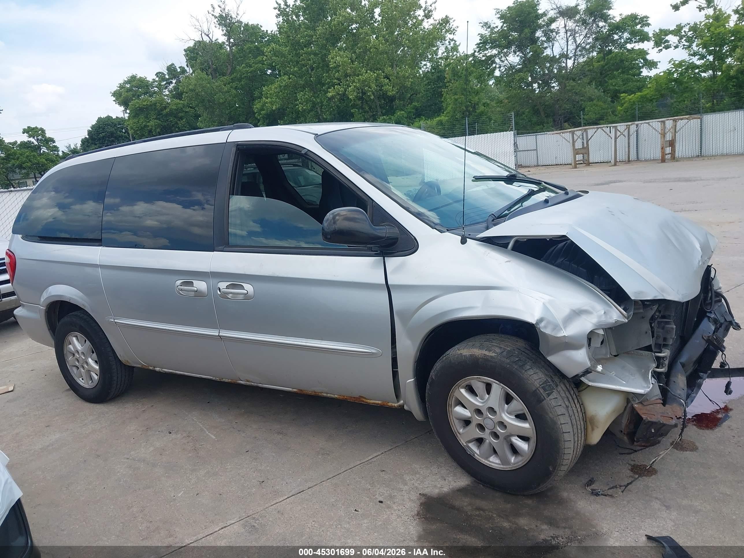 2002 Chrysler Town & Country Lx Silver vin: 2C4GP44302R637310