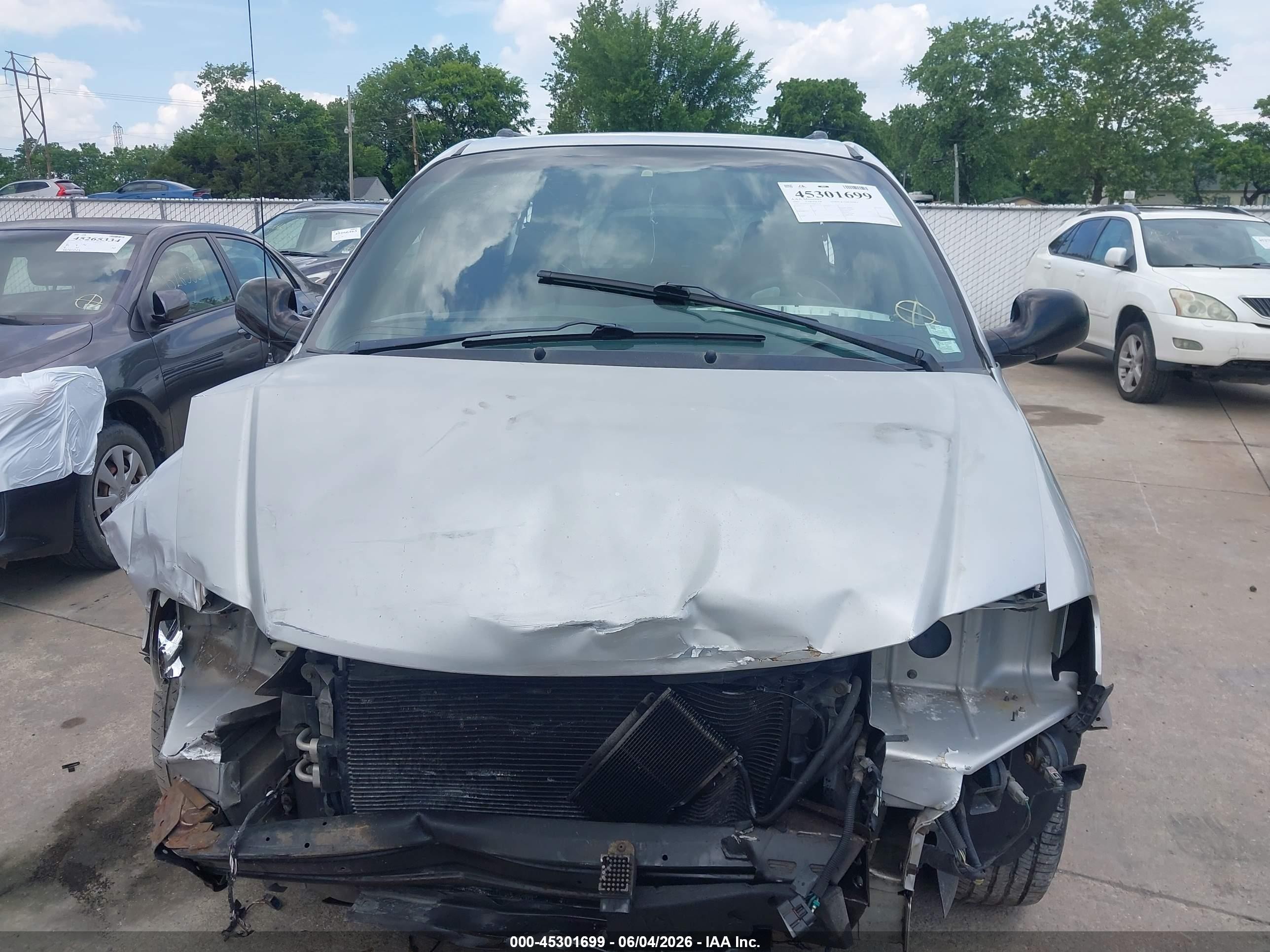 2002 Chrysler Town & Country Lx Silver vin: 2C4GP44302R637310