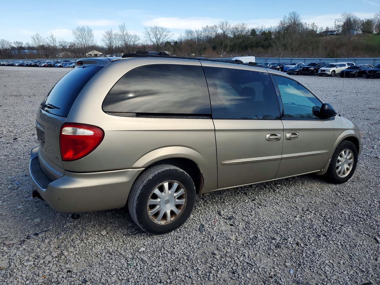 2003 Chrysler Town N Country Gold vin: 2C4GP44L83R245306