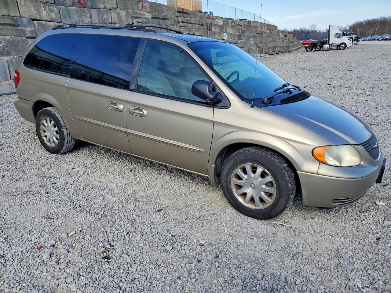 2003 Chrysler Town N Country Gold vin: 2C4GP44L83R245306