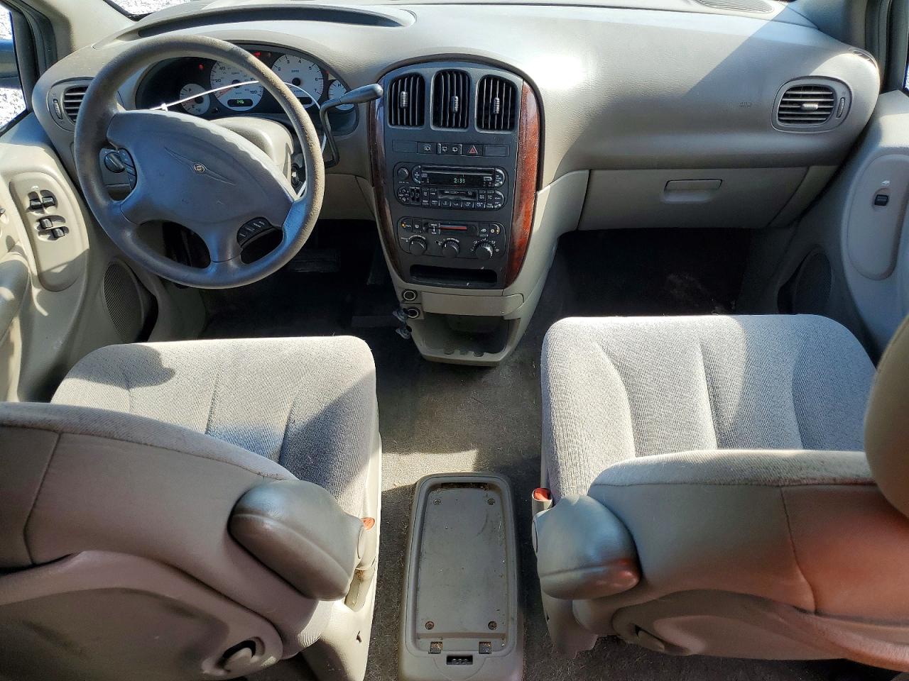 2003 Chrysler Town N Country Gold vin: 2C4GP44L83R245306