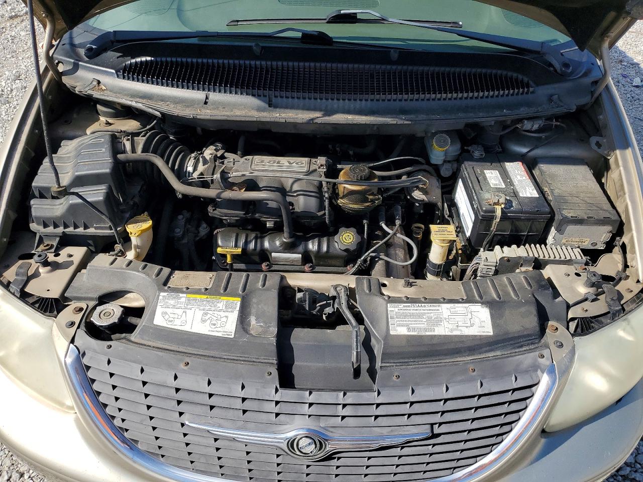 2003 Chrysler Town N Country Gold vin: 2C4GP44L83R245306