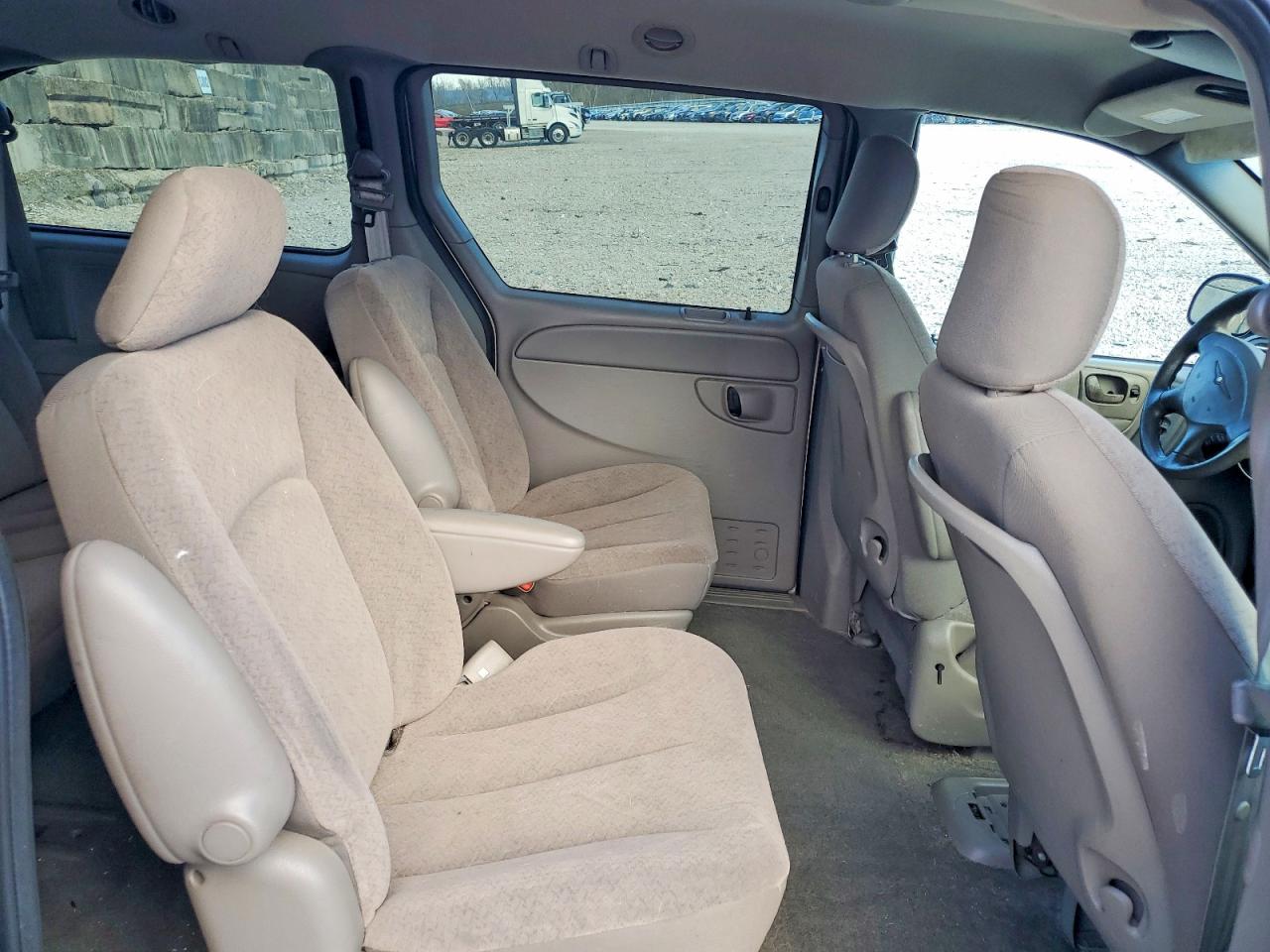 2003 Chrysler Town N Country Gold vin: 2C4GP44L83R245306