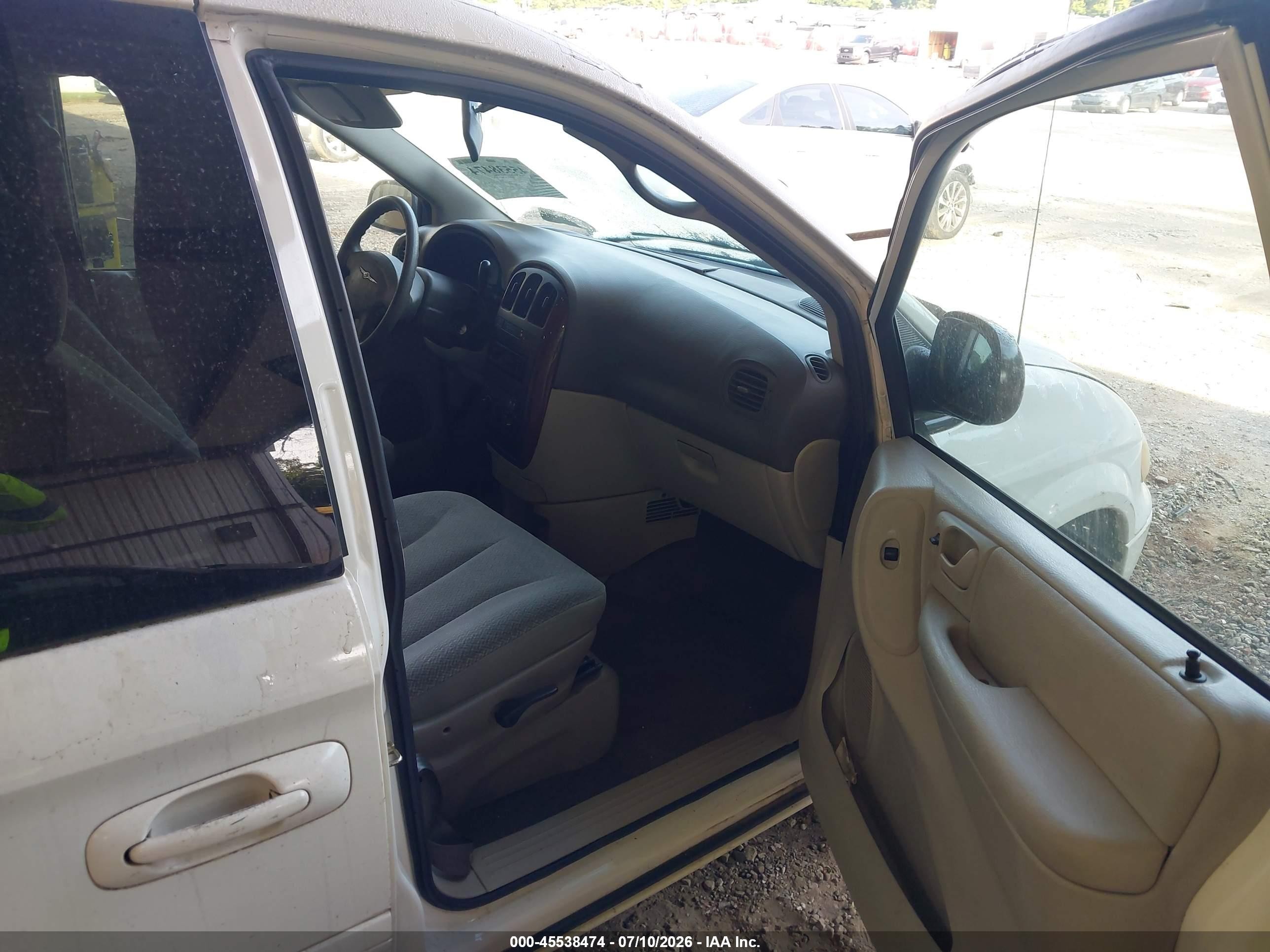 2005 Chrysler Town & Country Lx White vin: 2C4GP44R15R138184