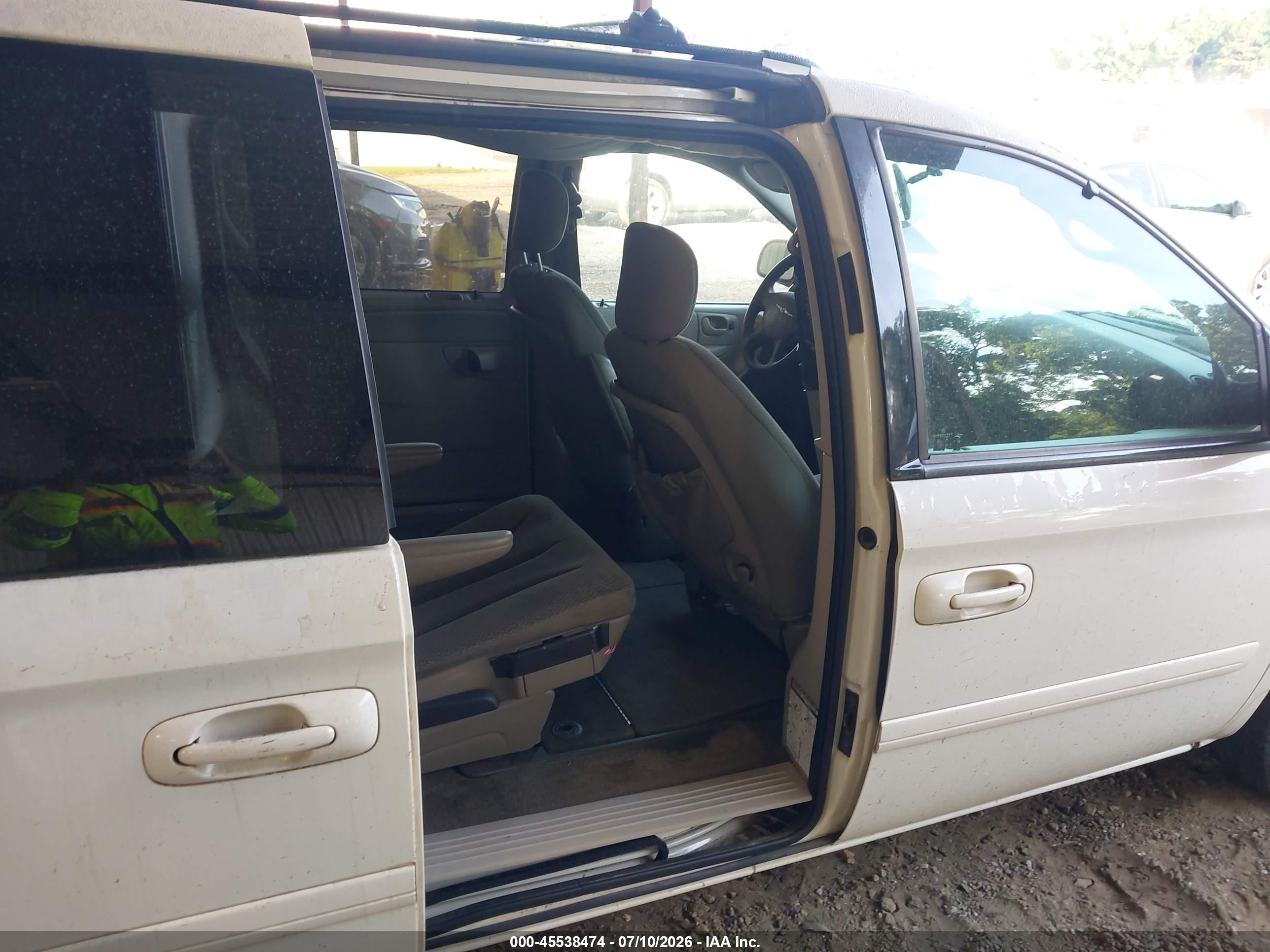 2005 Chrysler Town & Country Lx White vin: 2C4GP44R15R138184
