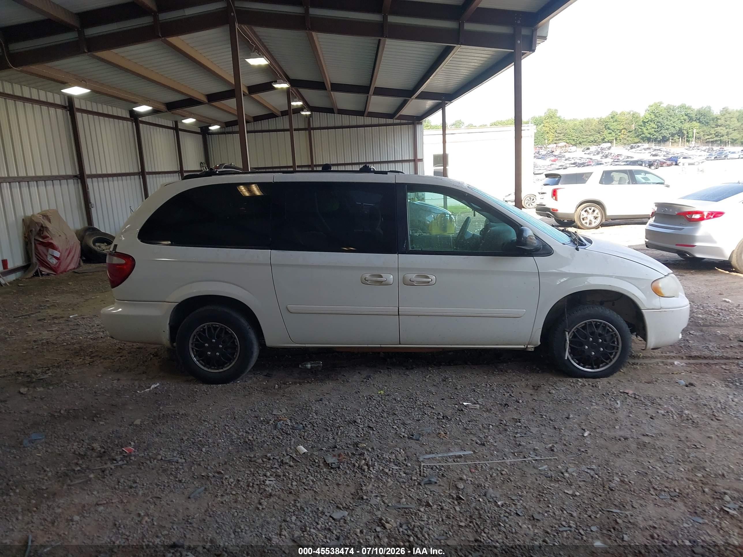 2005 Chrysler Town & Country Lx White vin: 2C4GP44R15R138184