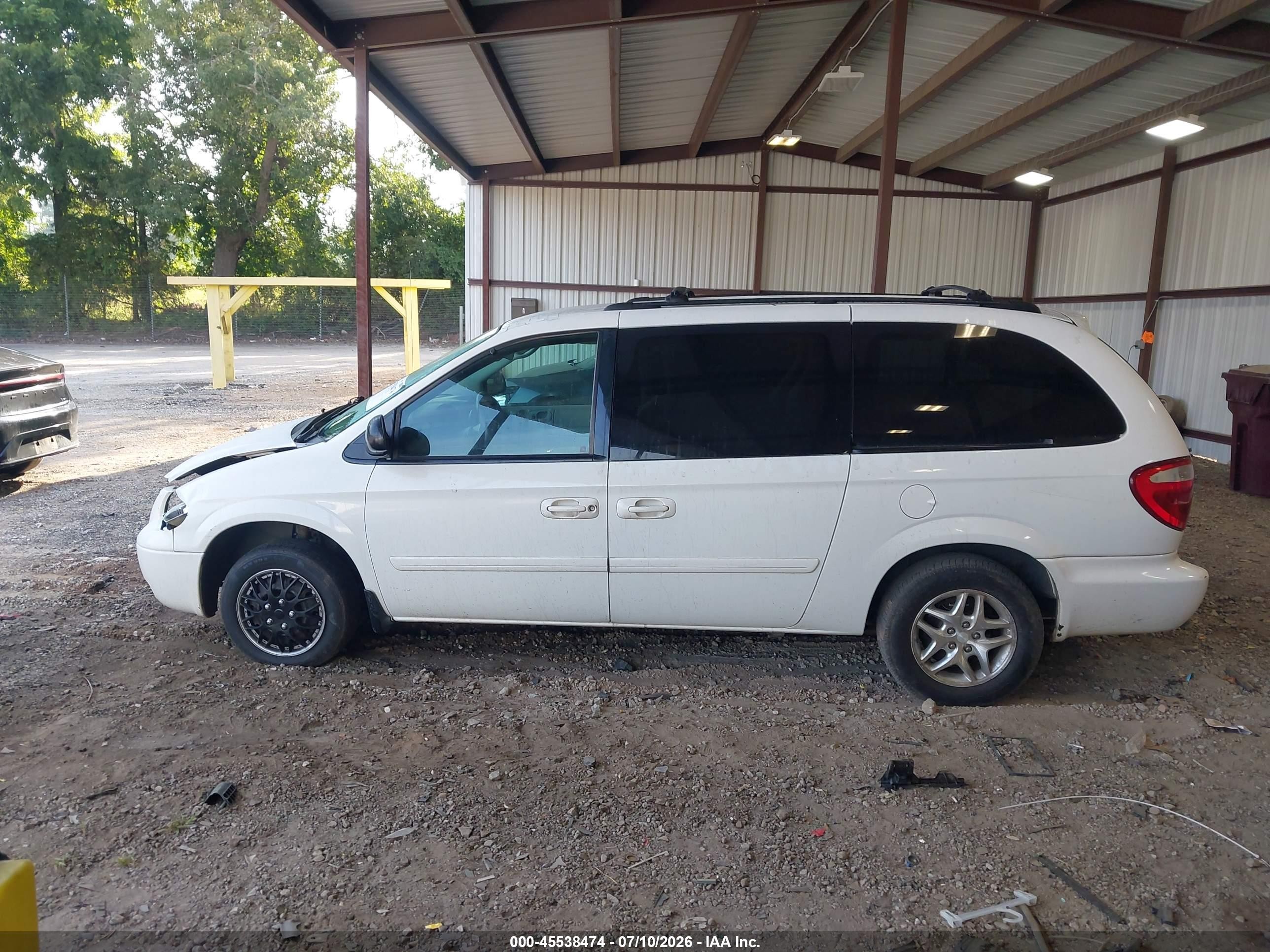 2005 Chrysler Town & Country Lx White vin: 2C4GP44R15R138184