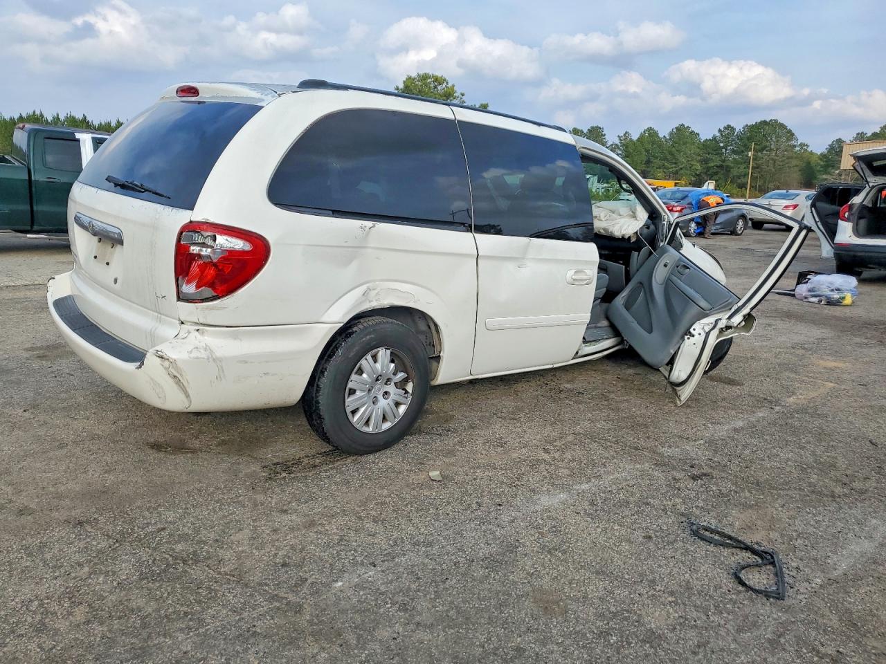 2004 Chrysler Town & Country White vin: 2C4GP44R24R547244