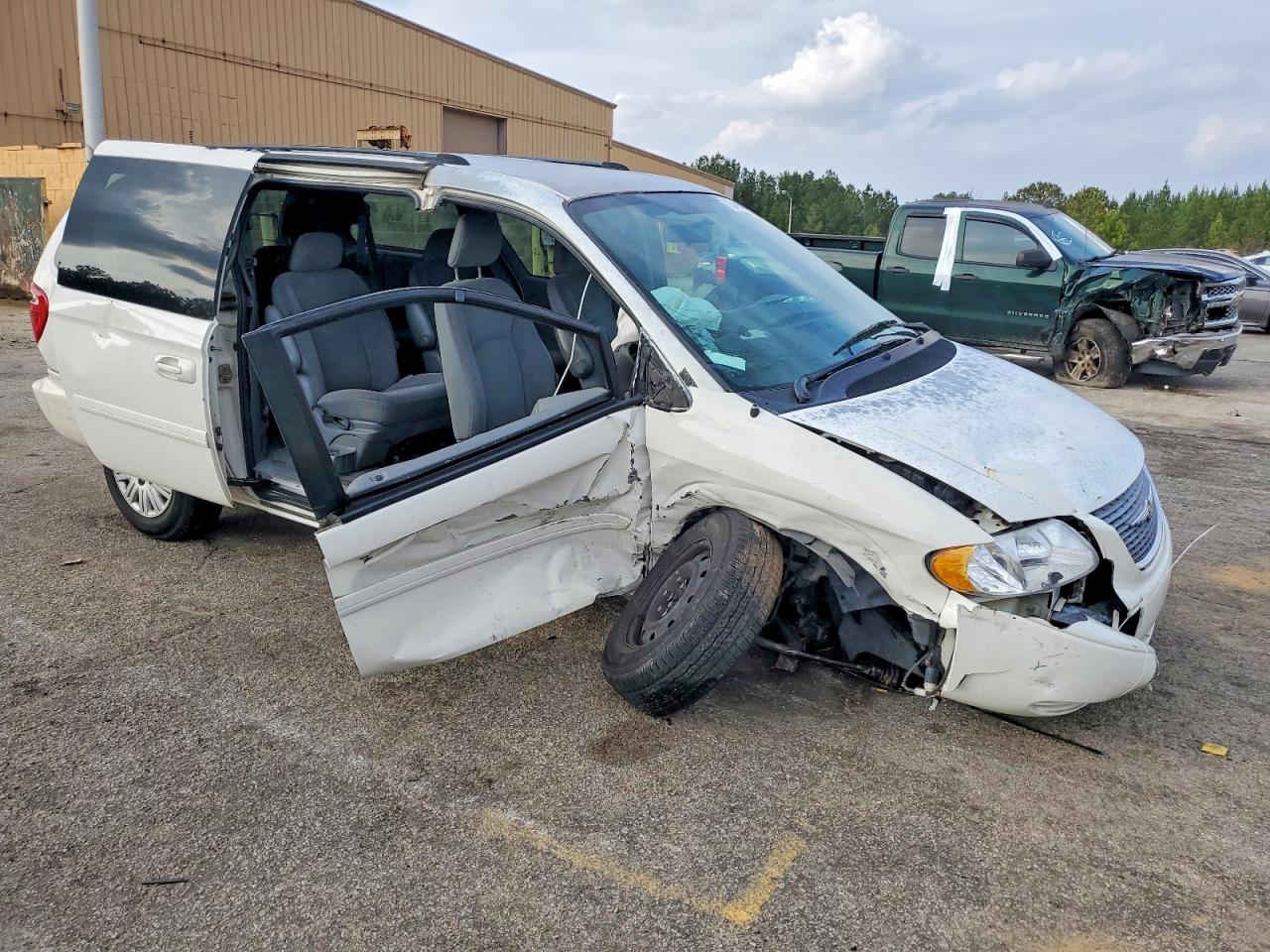 2004 Chrysler Town & Country White vin: 2C4GP44R24R547244
