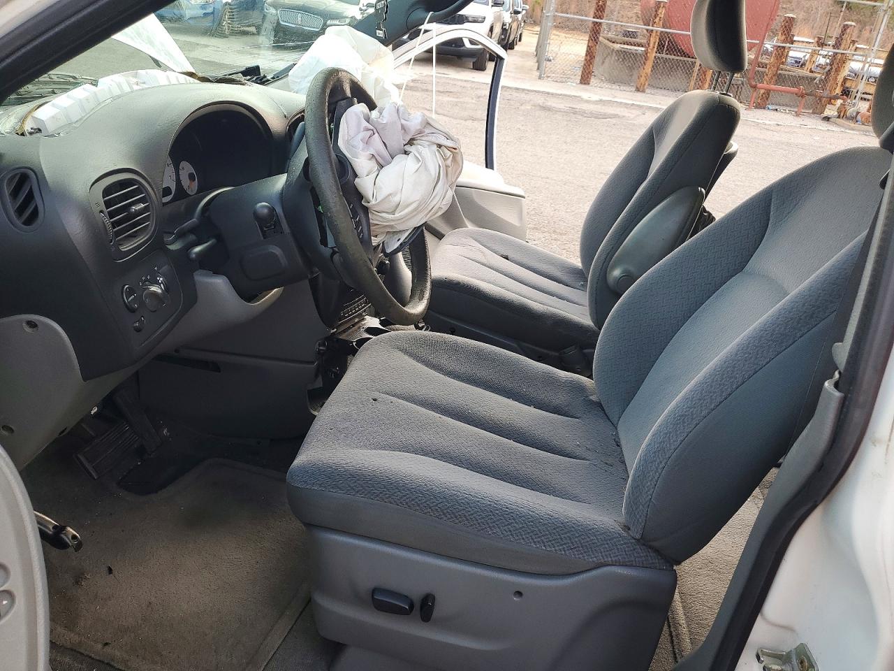 2004 Chrysler Town & Country White vin: 2C4GP44R24R547244