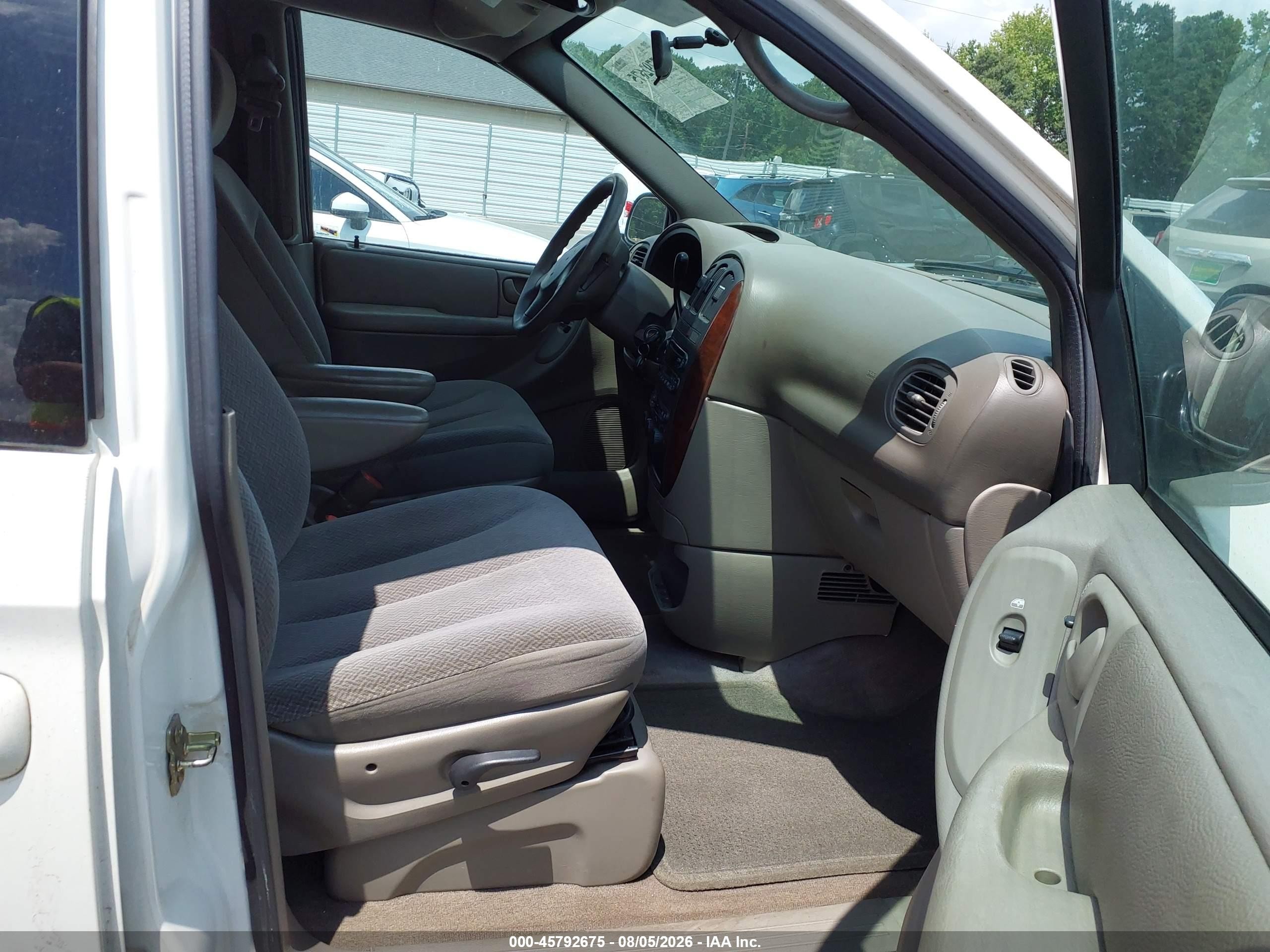 2004 Chrysler Town & Country Lx White vin: 2C4GP44R24R607717