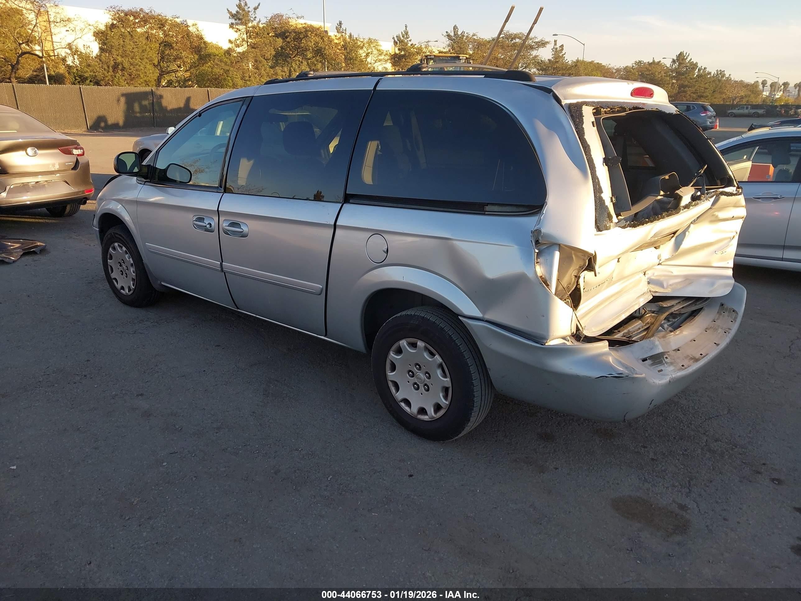 2004 Chrysler Town & Country Lx Silver vin: 2C4GP44R34R505889