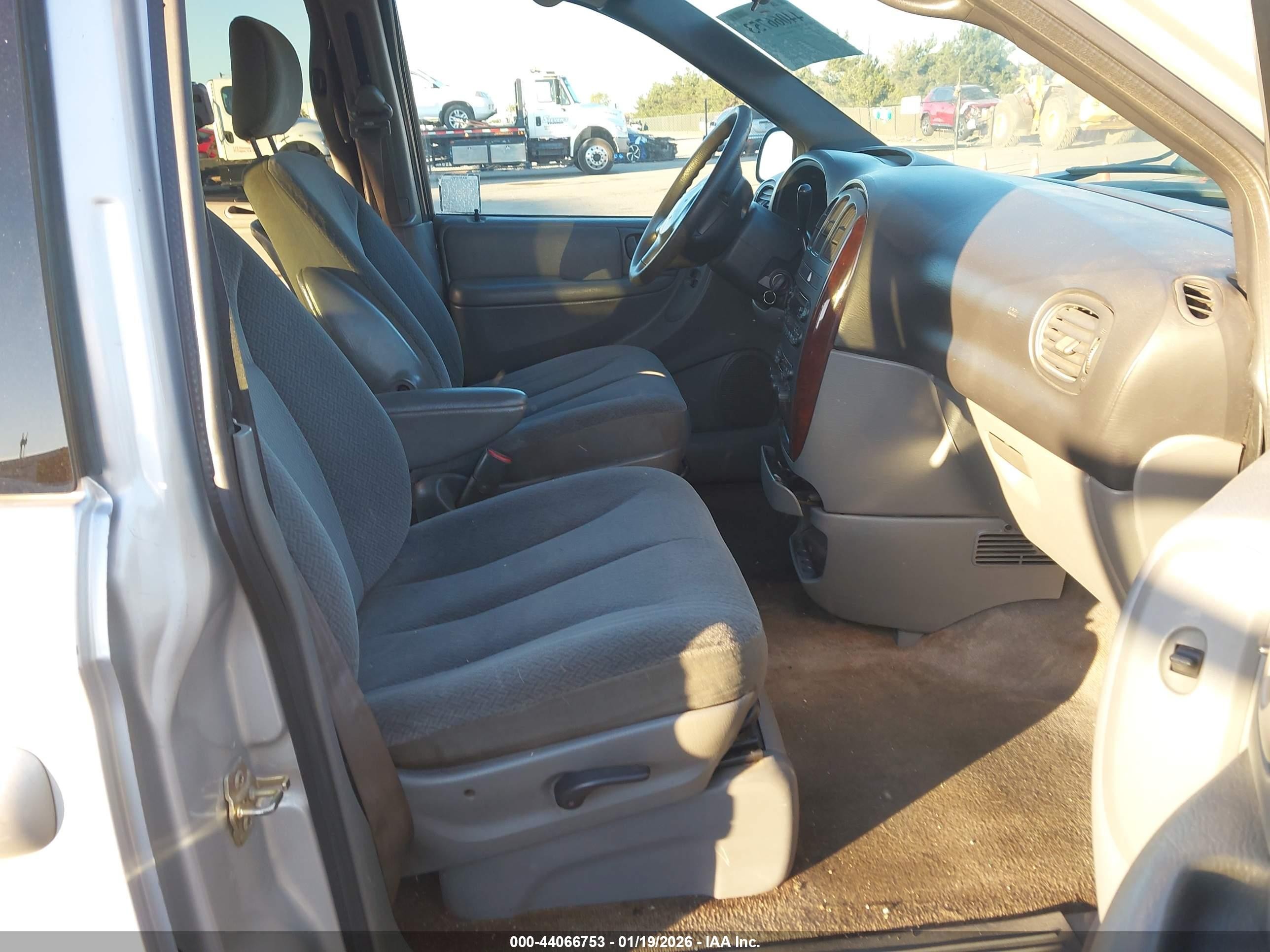 2004 Chrysler Town & Country Lx Silver vin: 2C4GP44R34R505889