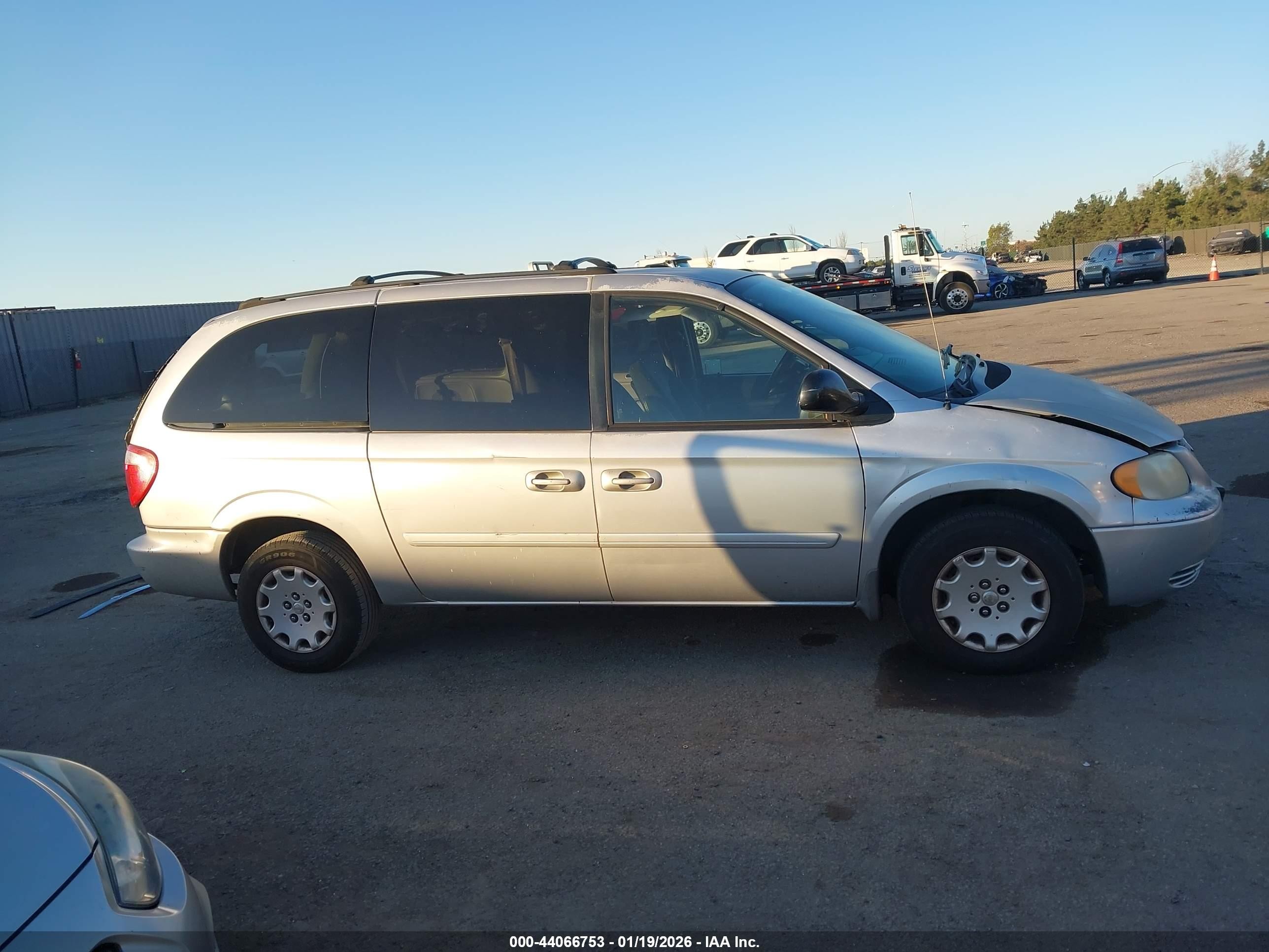 2004 Chrysler Town & Country Lx Silver vin: 2C4GP44R34R505889