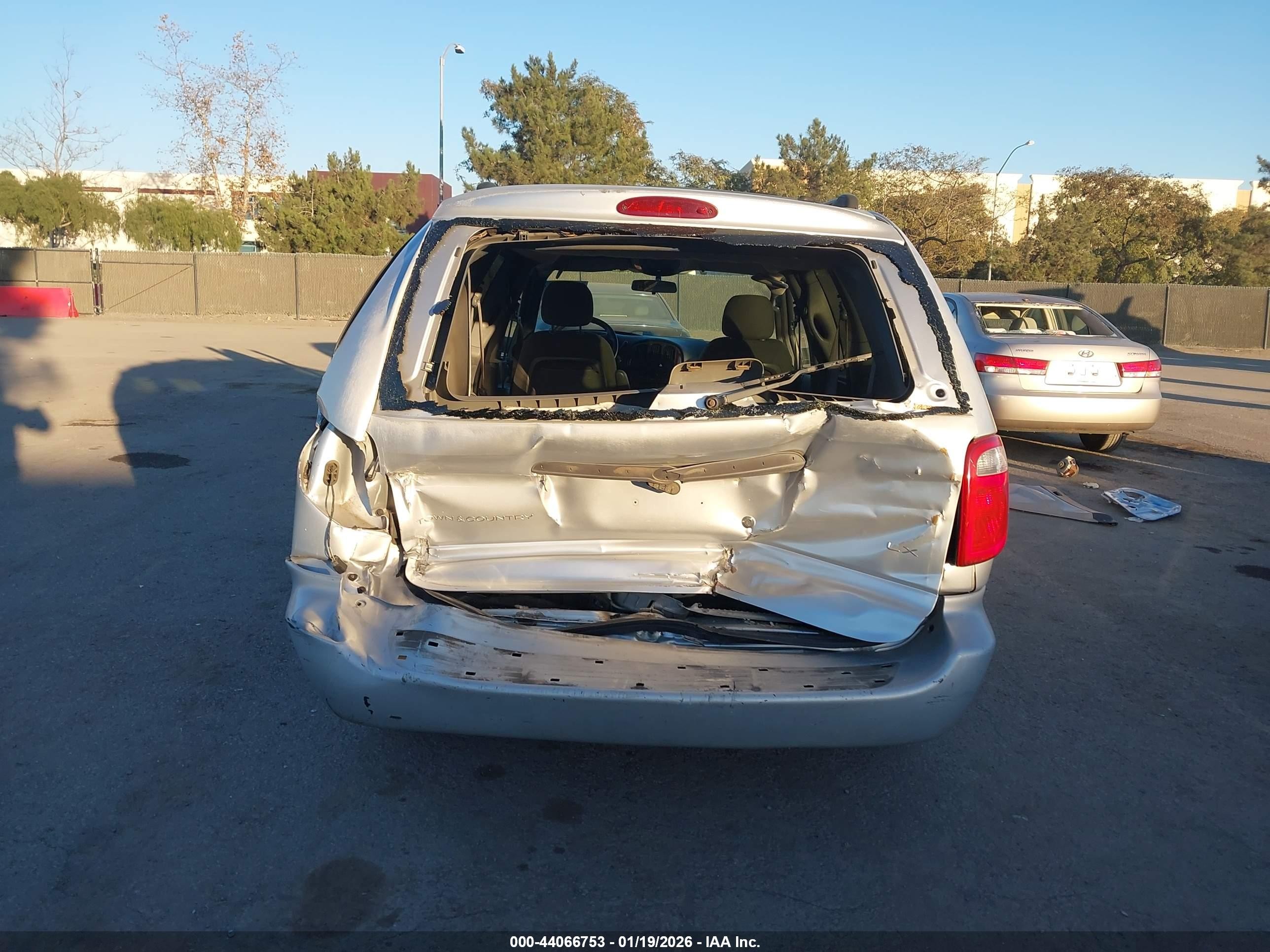 2004 Chrysler Town & Country Lx Silver vin: 2C4GP44R34R505889