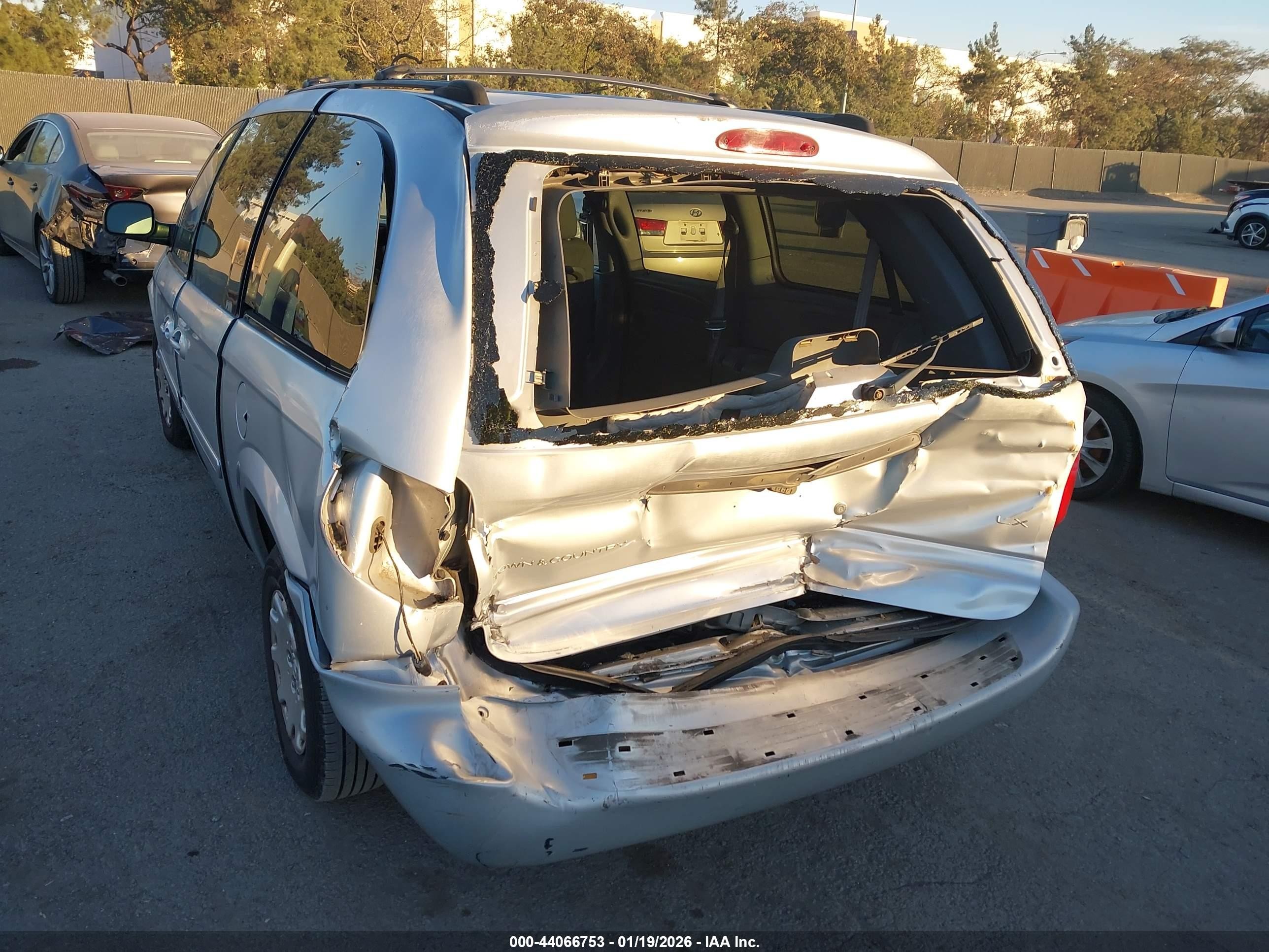 2004 Chrysler Town & Country Lx Silver vin: 2C4GP44R34R505889