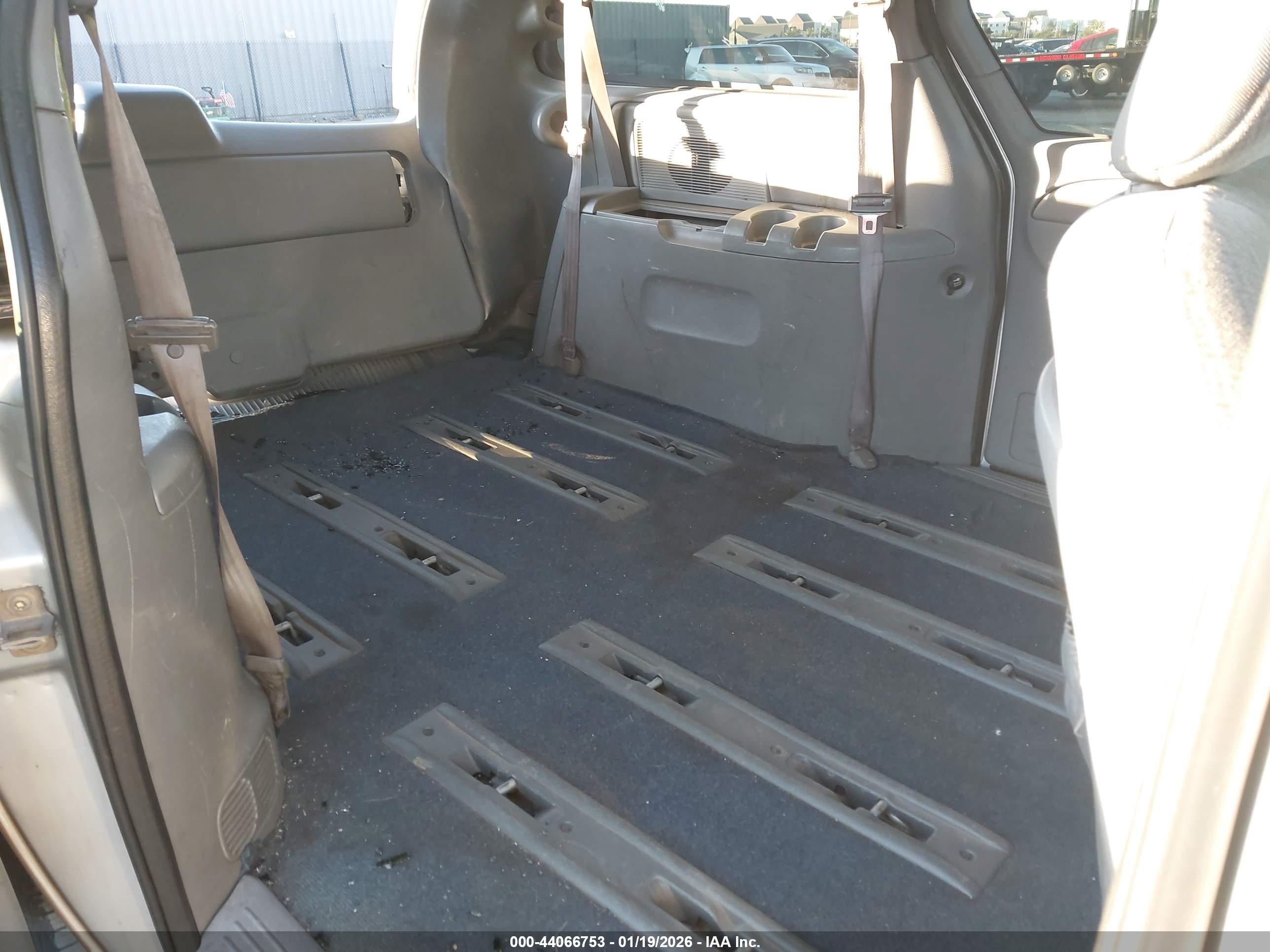 2004 Chrysler Town & Country Lx Silver vin: 2C4GP44R34R505889