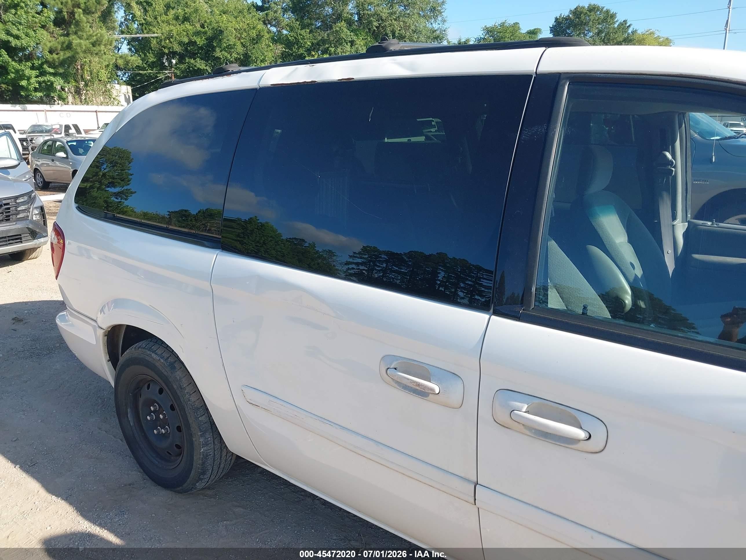 2005 Chrysler Town & Country Lx White vin: 2C4GP44R35R114372
