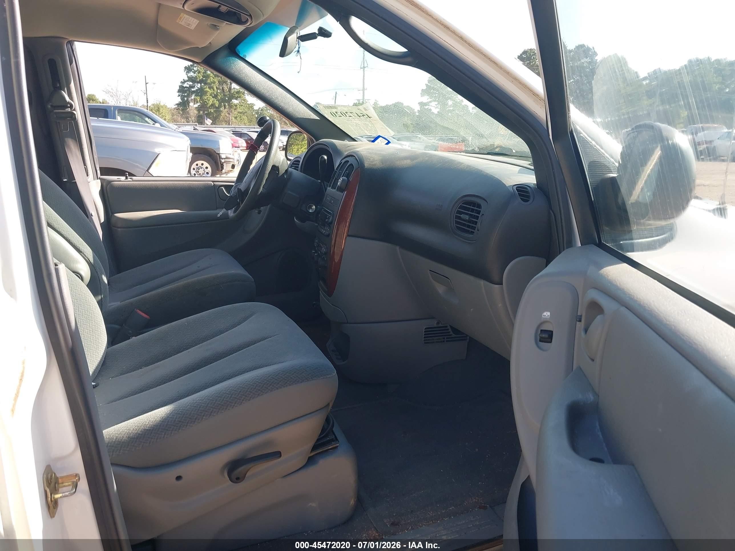 2005 Chrysler Town & Country Lx White vin: 2C4GP44R35R114372
