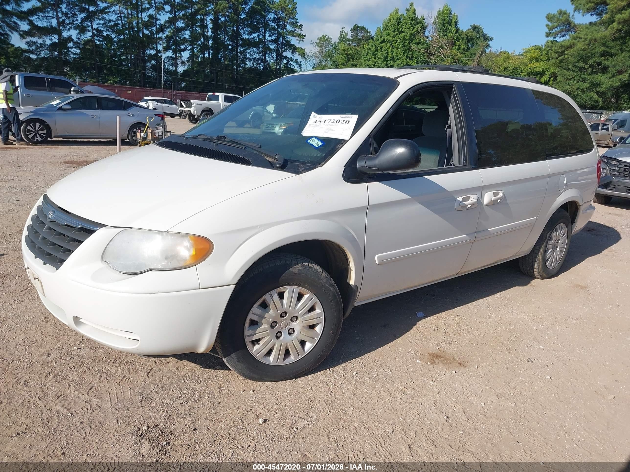 2005 Chrysler Town & Country Lx White vin: 2C4GP44R35R114372