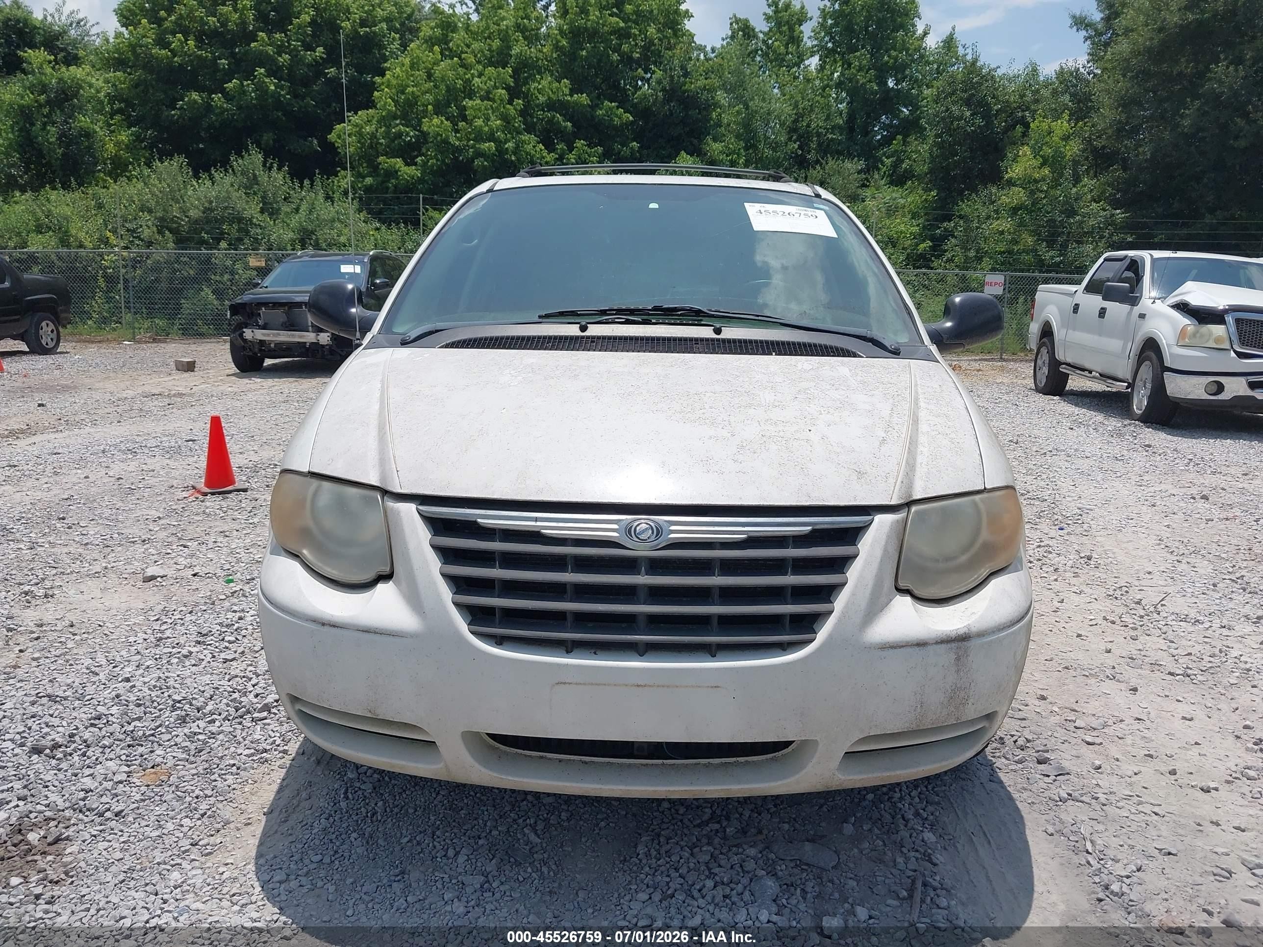 2005 Chrysler Town & Country Lx White vin: 2C4GP44R35R514545